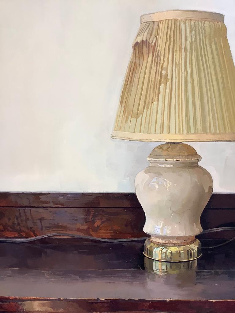 Lampe, neu Revisited, Stillleben mit Lampe auf dunkelbraunem Mahagoni-Holz-Schreibtisch im Angebot 1