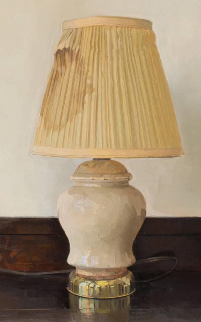 Lampe, neu Revisited, Stillleben mit Lampe auf dunkelbraunem Mahagoni-Holz-Schreibtisch im Angebot 2