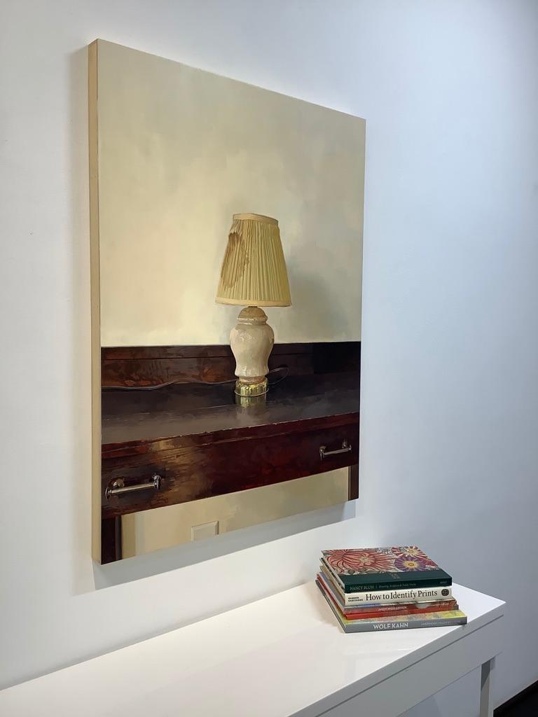 Lampe, neu Revisited, Stillleben mit Lampe auf dunkelbraunem Mahagoni-Holz-Schreibtisch im Angebot 5