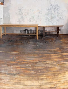 Deux tables, intérieur d'atelier, sol en bois doré, murs blancs, table en bois