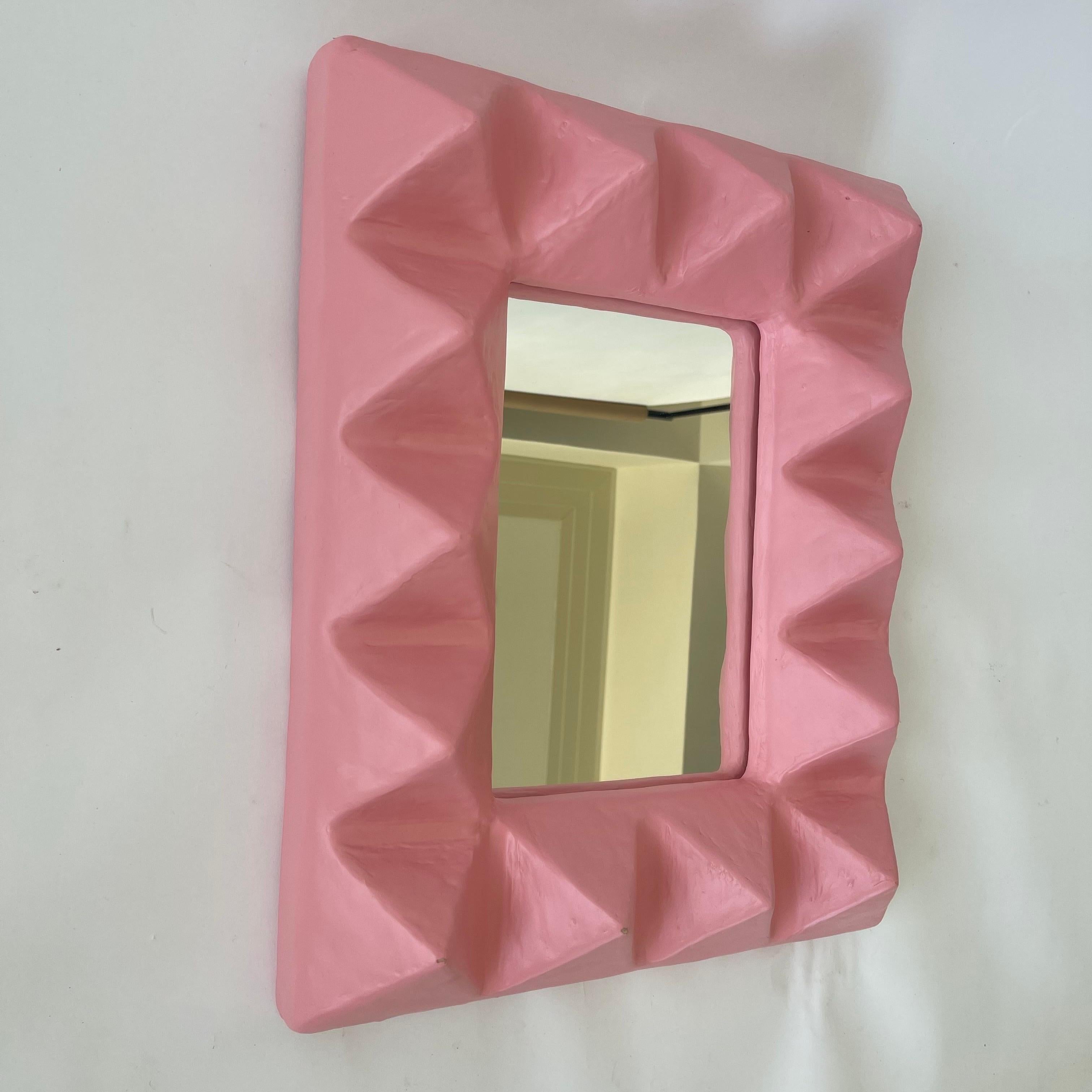 Brett Warr Studio Le' Stud Spiegel aus rosa Gips und Fiberglas, USA 2022 (Postmoderne) im Angebot