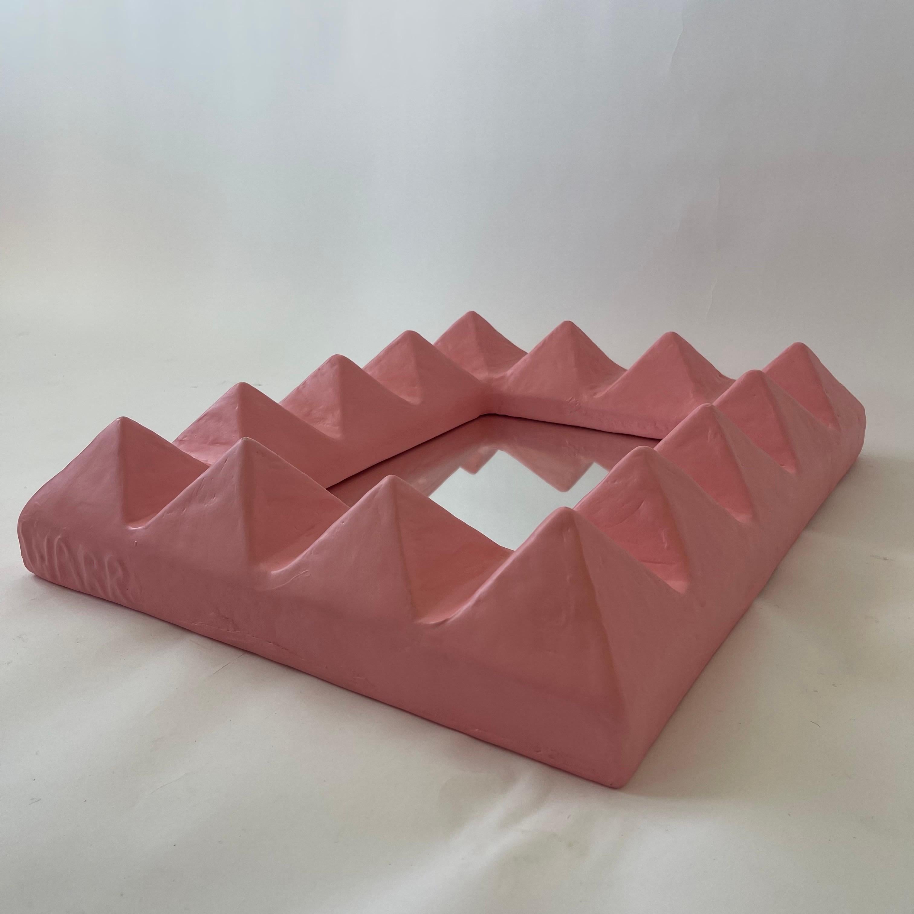 Brett Warr Studio Le' Stud Spiegel aus rosa Gips und Fiberglas, USA 2022 (Handgefertigt) im Angebot