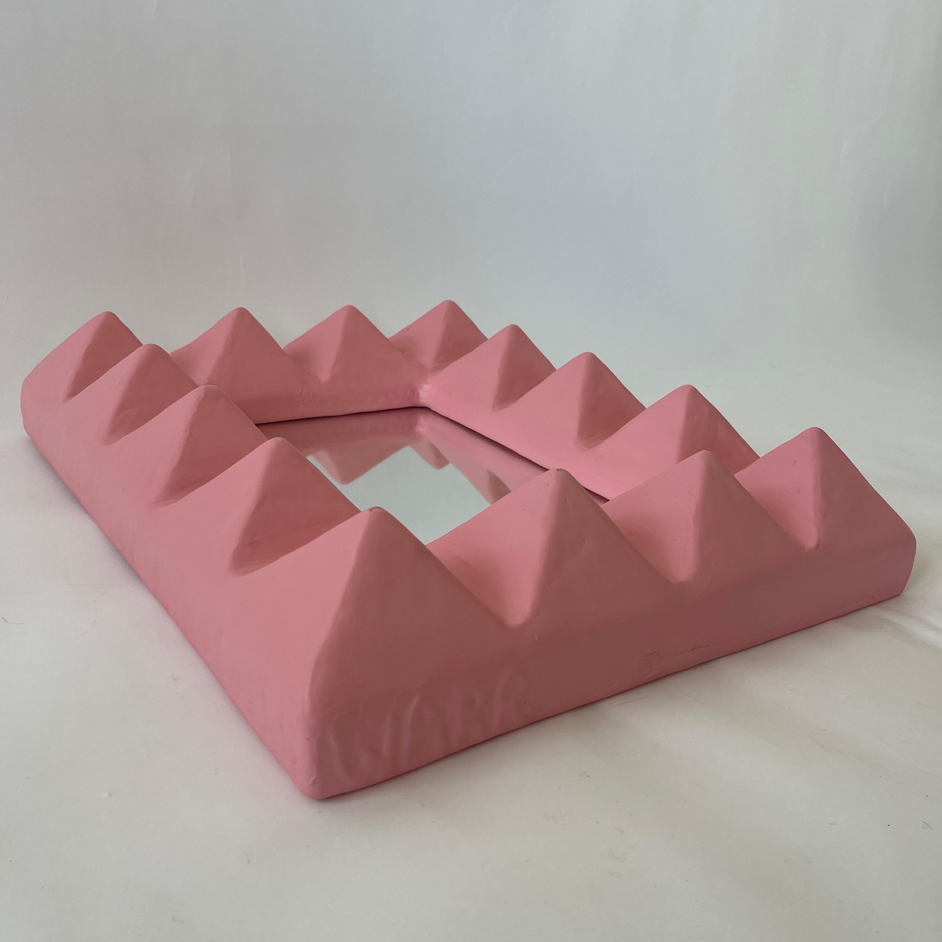 Brett Warr Studio Le' Stud Spiegel aus rosa Gips und Fiberglas, USA 2022 im Zustand „Gut“ im Angebot in Miami, FL