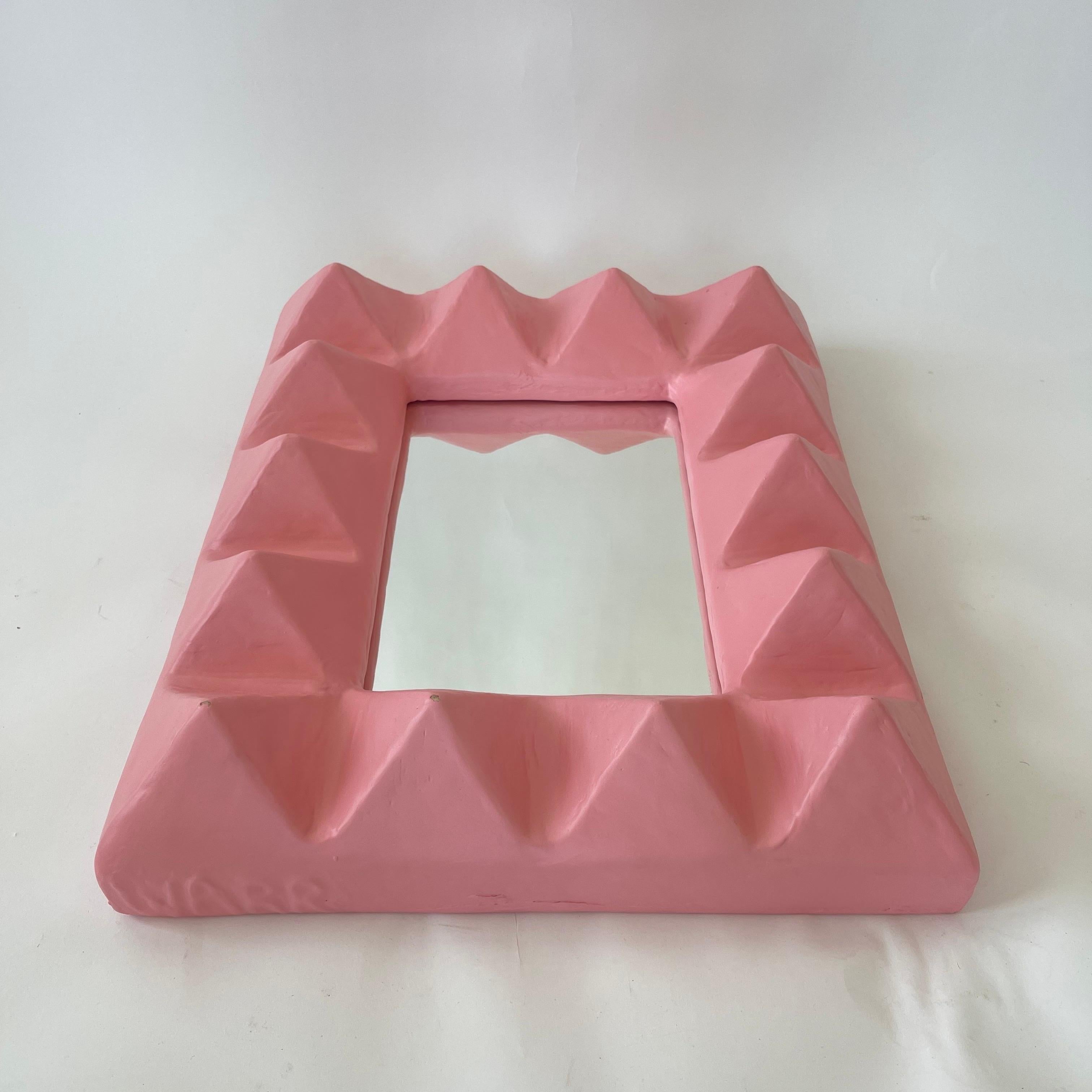 Brett Warr Studio Le' Stud Spiegel aus rosa Gips und Fiberglas, USA 2022 (21. Jahrhundert und zeitgenössisch) im Angebot