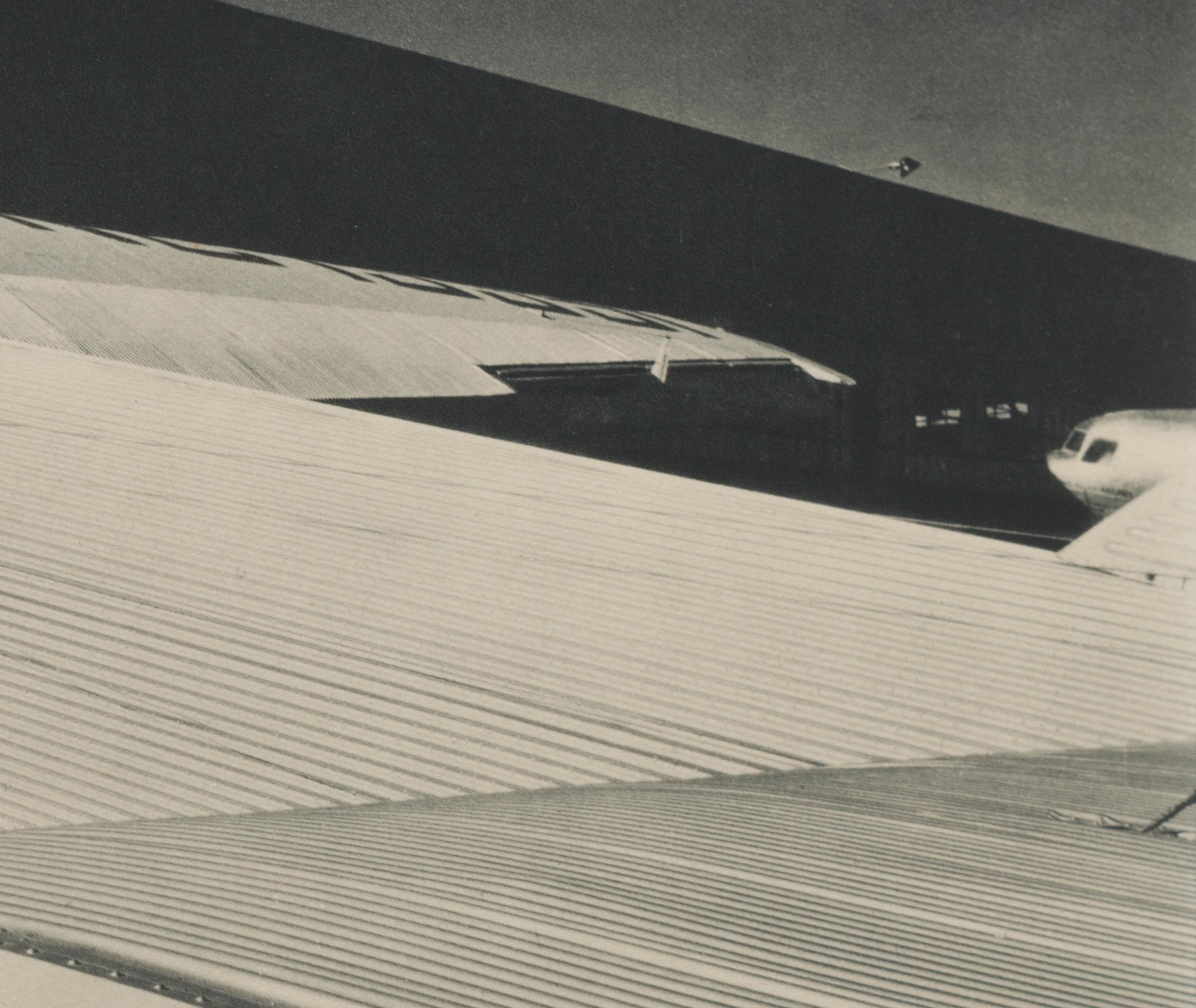 Abstraction d'avion, photographie d'aviation - Noir Abstract Photograph par Brett Weston