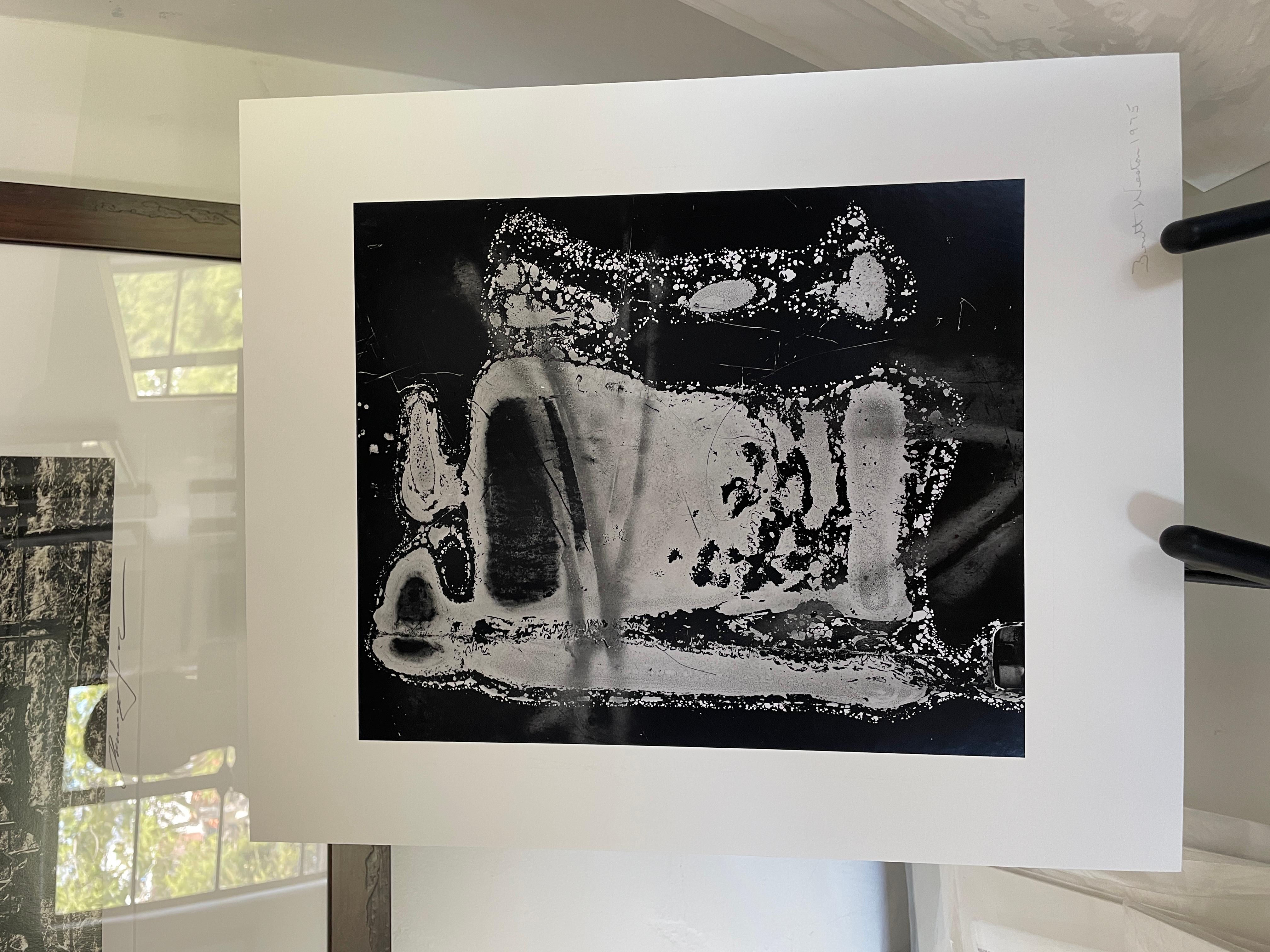 Autoabrieb – Photograph von Brett Weston