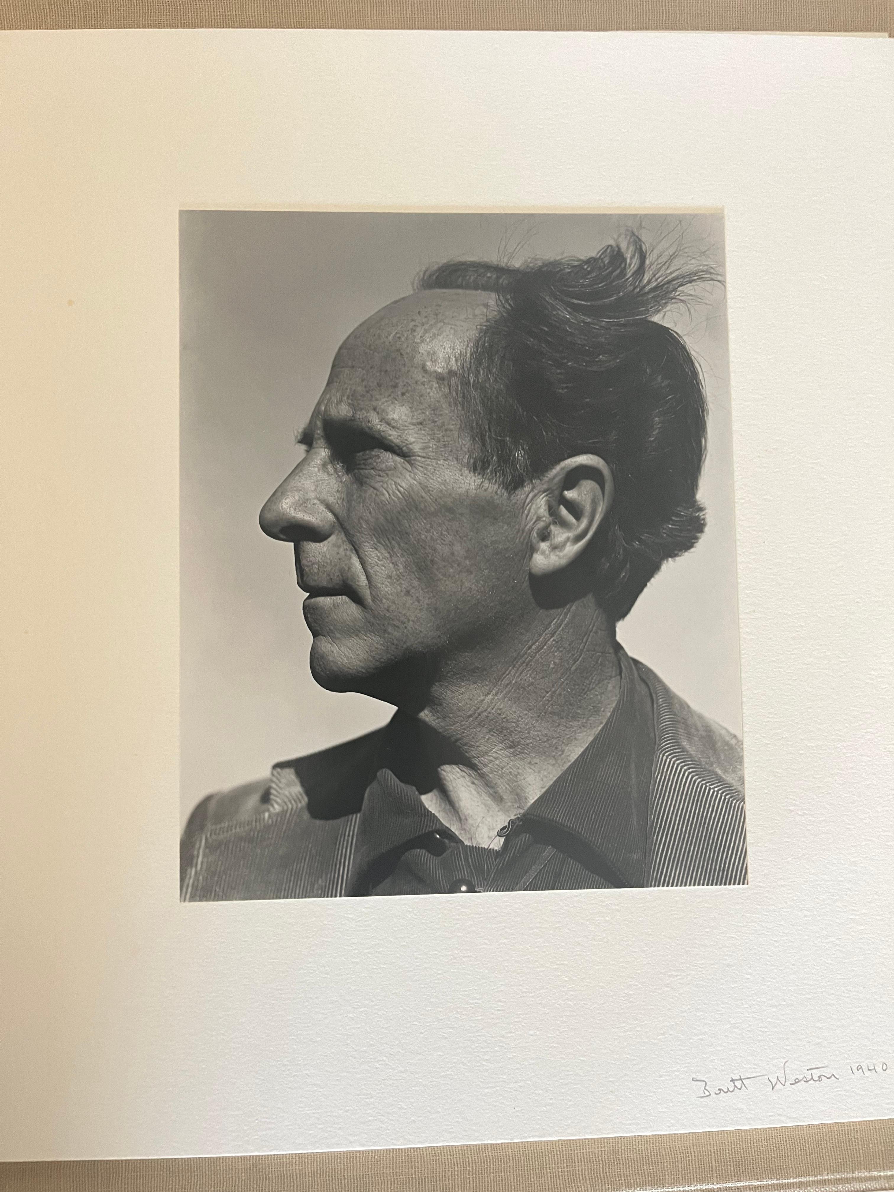 Eine wunderschöne Sammlung der Bewunderung eines Sohnes für seinen berühmten Vater Edward Weston. Alle Fotos sind auf Karton aufgezogen. Ausgezeichneter Zustand.
Das sind weniger als 1000 Dollar pro Bild!
10 original handgedruckte