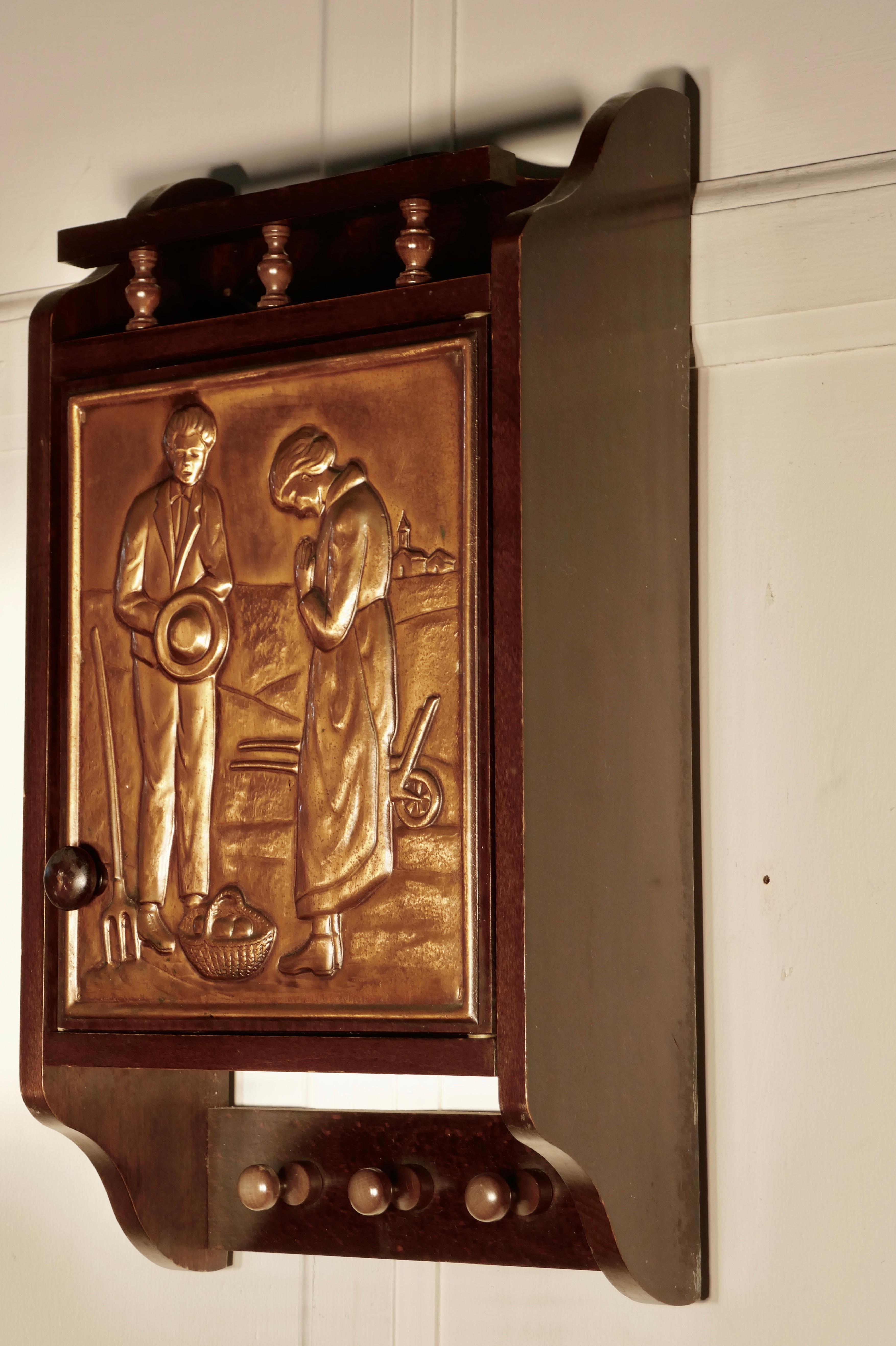 Bretton Arts & Cloakroom-Wandschrank aus Kupferhandwerk (Arts and Crafts) im Angebot