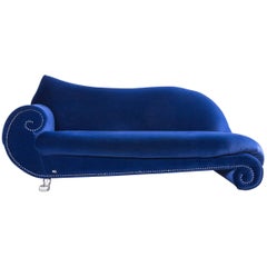 Bretz Gaudi Designer-Sofa, blaue dreisitzige Couch oder Chaise Longue aus Velours-Stoff