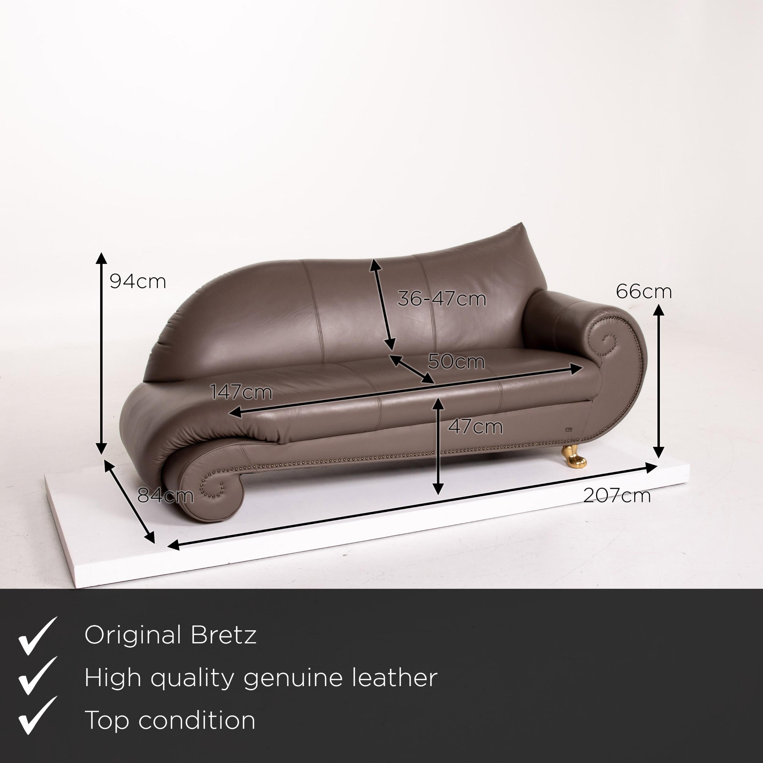 We present to you a Bretz Gaudi leather armchair gray brown brown three-seat couch gold-plated.
 

 Product measurements in centimeters:
 

Depth 84
Width 207
Height 94
Seat height 47
Rest height 66
Seat depth 50
Seat width 147
Back