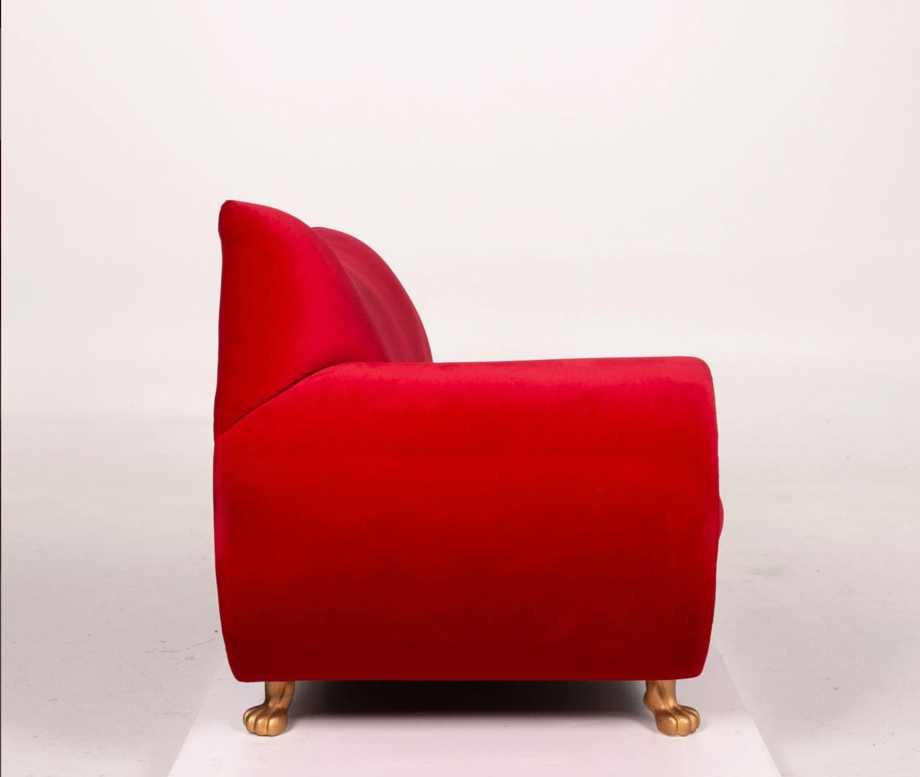 Avec le canapé rouge-rose de Bretz, recouvert de velours de haute qualité, vous faites preuve de caractère. Les courbes et l'extravagance attirent le regard dans chaque pièce, et le rembourrage doux vous invite à vous détendre. Le siège à trois
