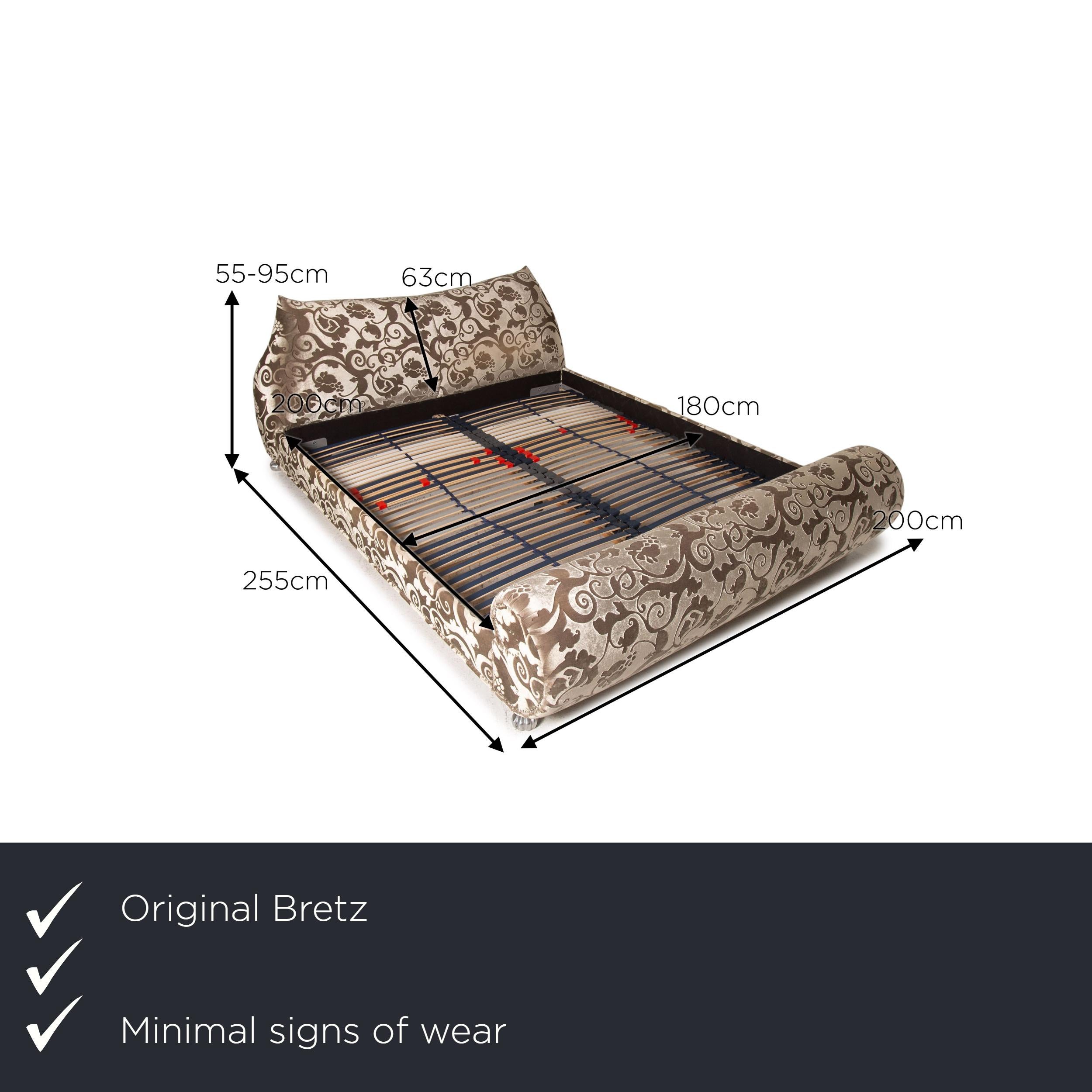 We present to you a Bretz Gaudi velvet fabric double bed cream brown 180x 200cm bed.
 

 Product measurements in centimeters:
 

Depth: 255
Width: 200
Height: 55
Seat height: 32
Seat depth: 180
Seat width: 200
Back height: 63.

 