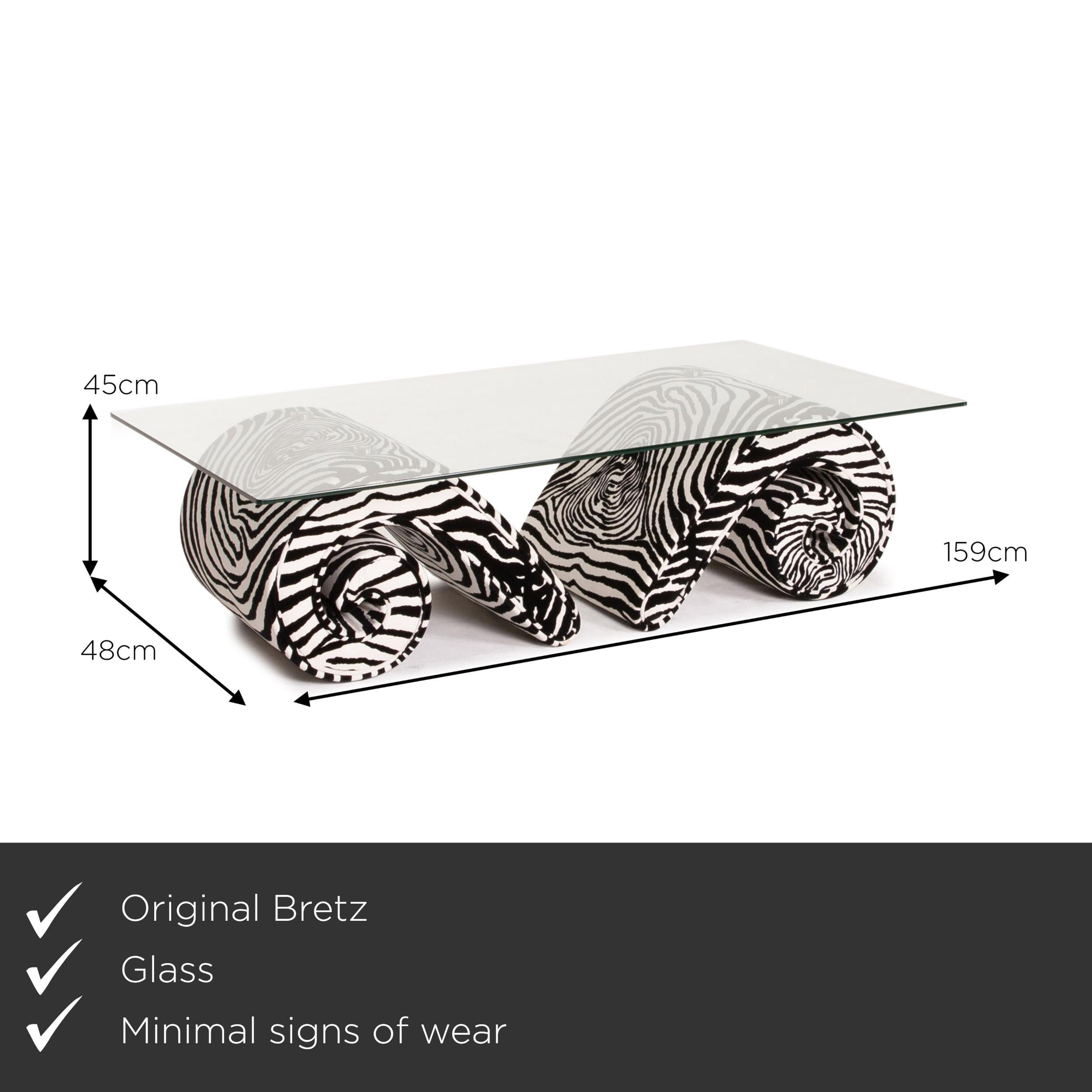 We present to you a Bretz glass velvet fabric coffee table zebra pattern black white.


 Product measurements in centimeters:
 

 Depth 48
 Width 159
 Height 45.





  