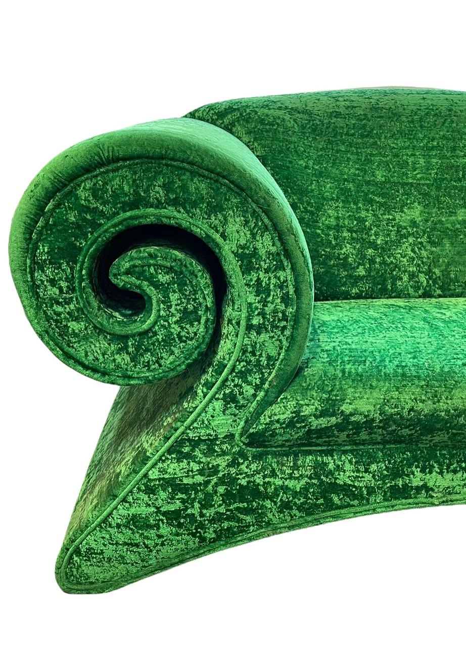Canapé en velours écrasé vert Bretz. Bretz est spécial, amusant, coloré, mais aussi robuste. Les concepteurs de Bretz voulaient de vrais sièges, avec des couleurs frappantes. Ce sont des meubles conçus pour attirer l'attention, et ils ont réussi.