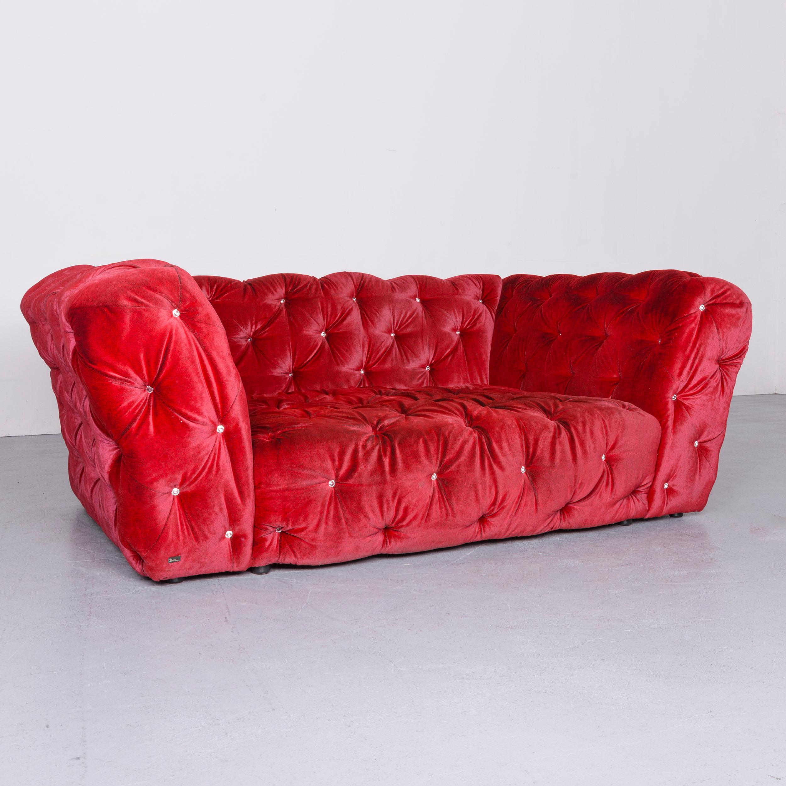 We bring to you a Bretz Marilyn designer fabric three-seat sofa in red.