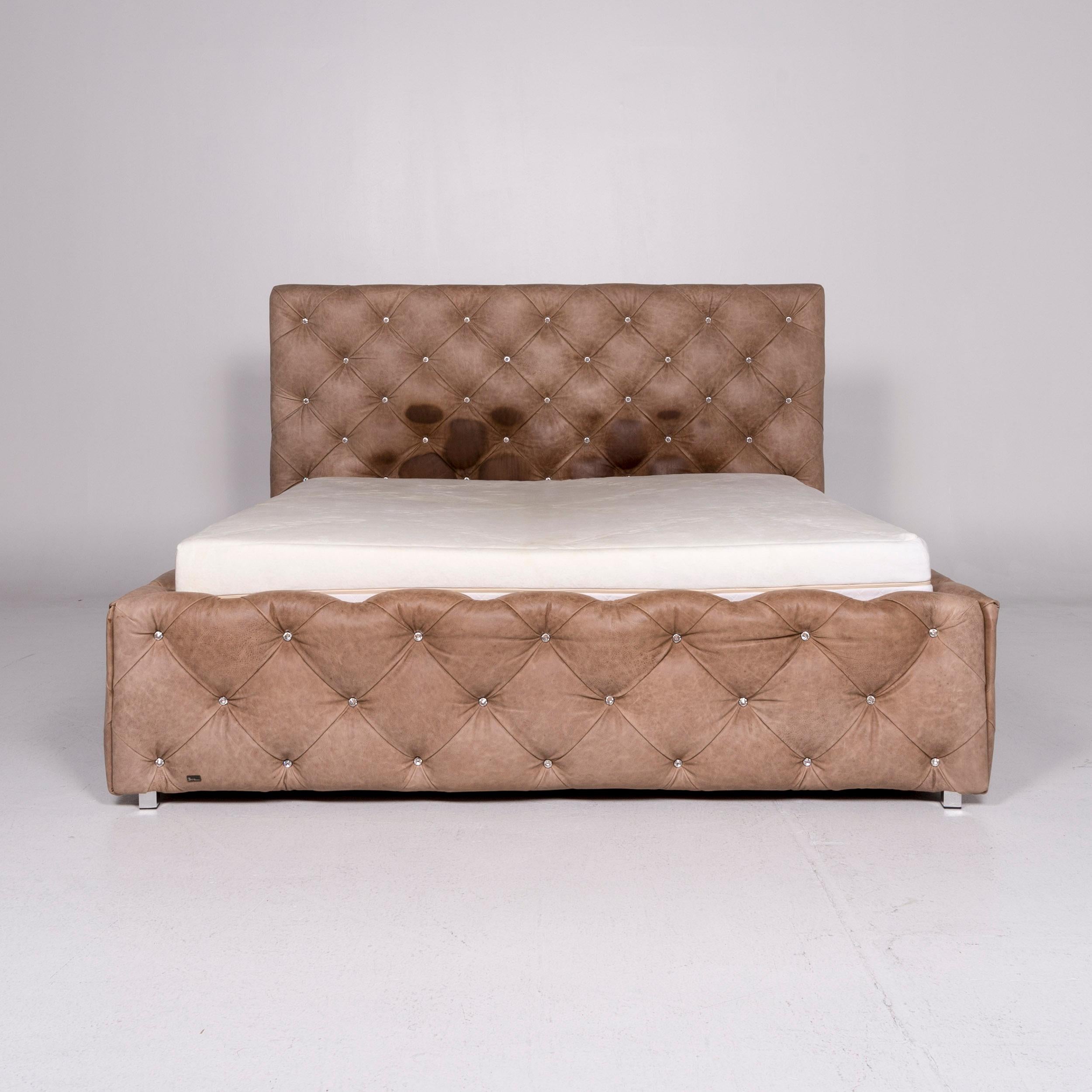 We bring to you a Bretz Marilyn leather bed brown Kaptionierung Glitterstones Pompös.
 
 Product measurements in centimeters:
 
Depth 225
Width 207
Height 130
Seat-height 62
Seat-depth 200
Seat-width 180
Back-height 70.

 