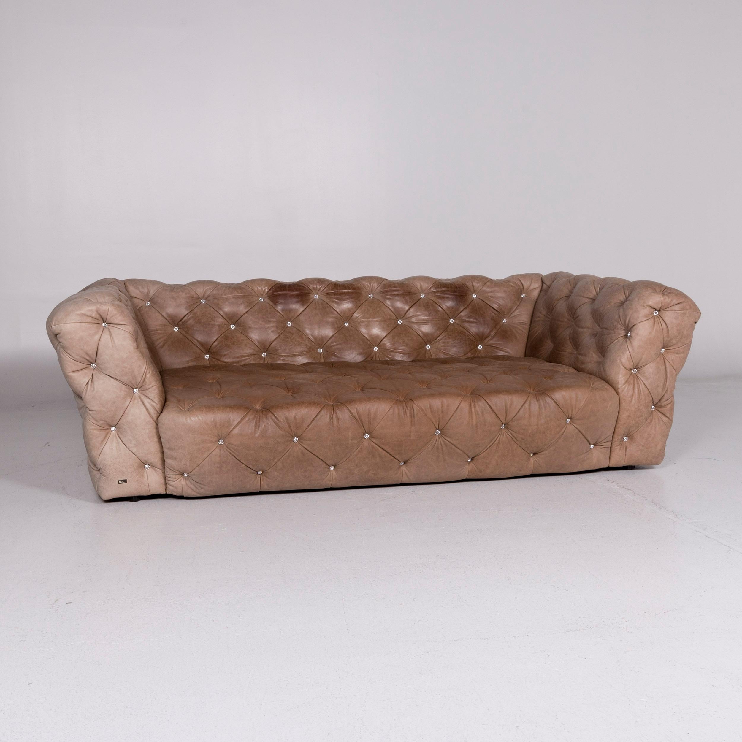 We bring to you a Bretz Marilyn leather sofa brown three-seat Kaptionierung Glitterstones.

 Product Measurements in centimeters:
 
Depth 149
Width 277
Height 84
Seat-height 42
Rest-height 83
Seat-depth 112
Seat-width 195
Back-height