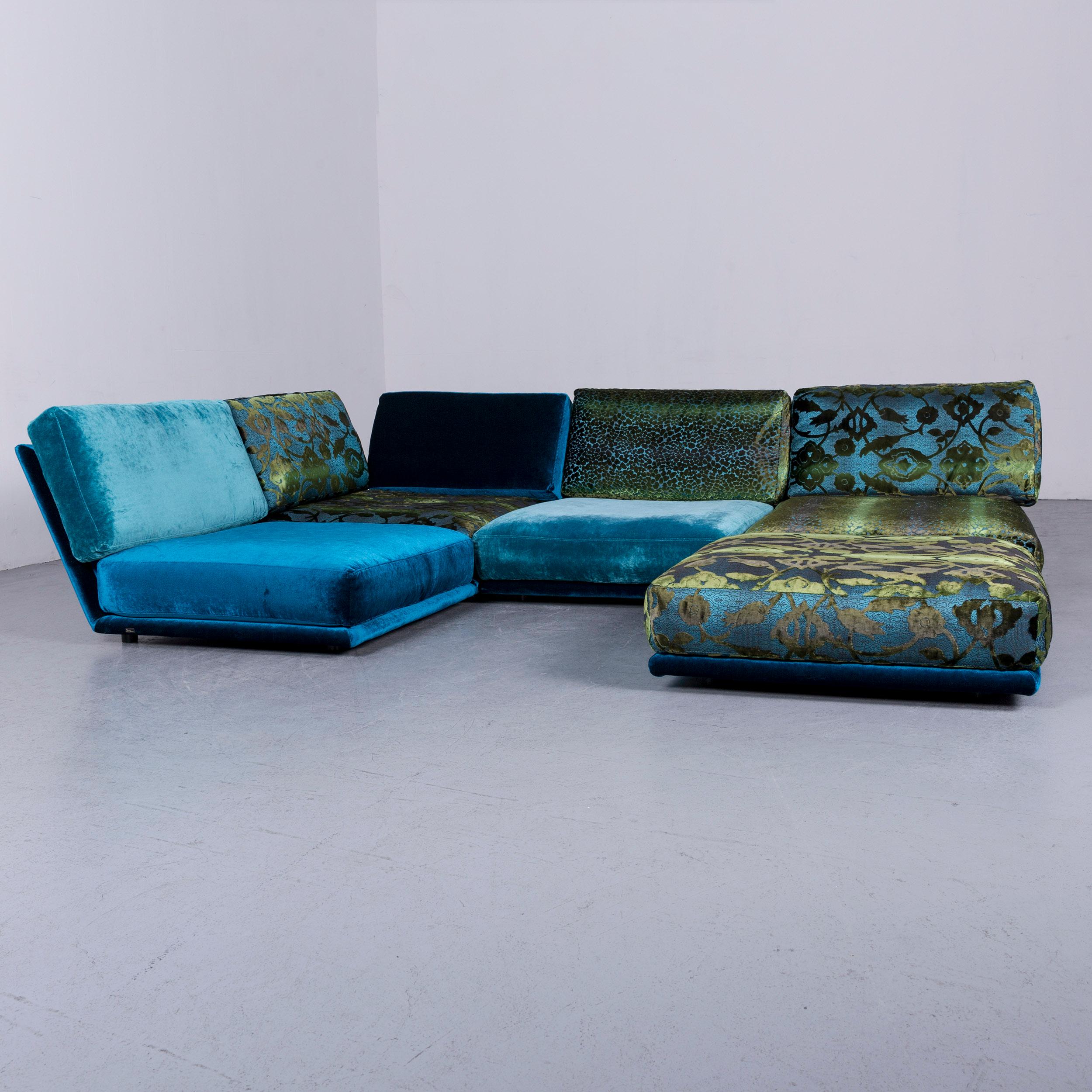 Nous vous présentons un canapé d'angle design Bretz Napali en tissu velours bleu turquoise, un canapé moderne.