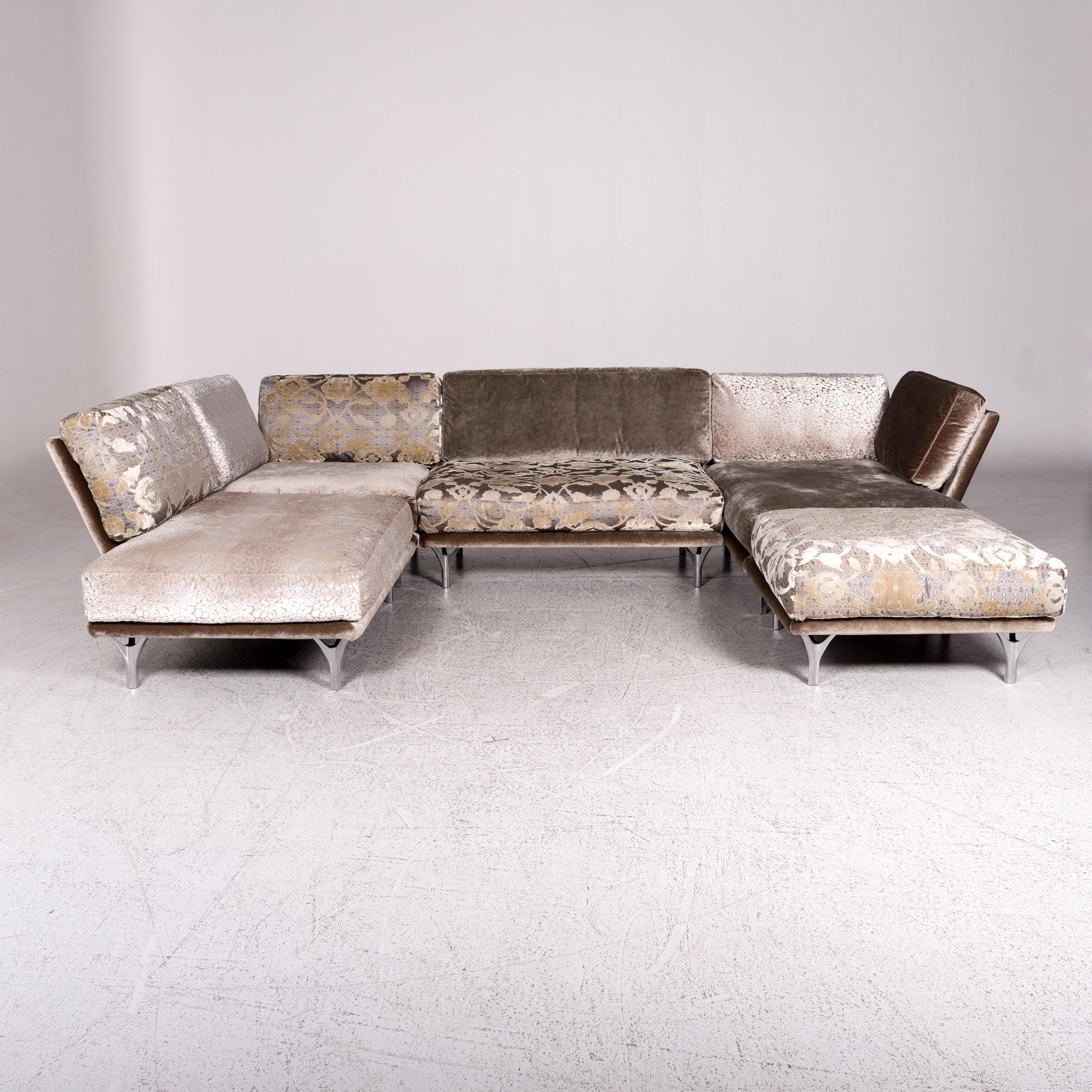 Wir präsentieren Ihnen ein Bretz Napali Samt Stoff Ecksofa Grau Silber Gemustert sofa couch #9874.

 
 Produktabmessungen in Zentimetern:
 
 Tiefe 118
Breite 256
Höhe 86
Sitzhöhe 48
Resthöhe 86
Sitztiefe 78
Sitzbreite 219
Rückenhöhe 41.