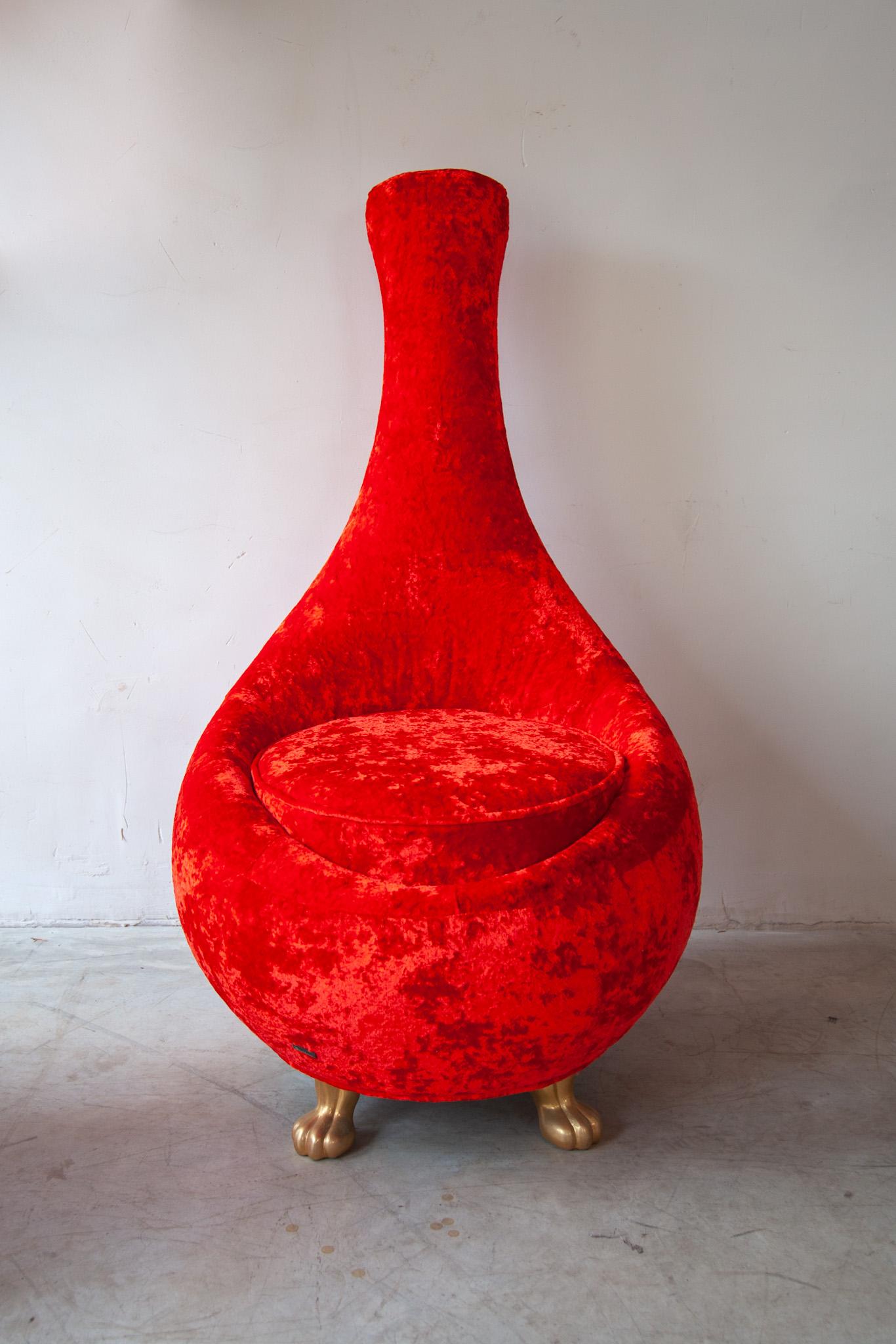 Vintage-Satz von zwei ikonischen Design-Sesseln, handgefertigt von der deutschen Firma Bretz, in sehr gutem Zustand. Die Farbe ist rot mit Samtpolsterung und gehört zur Ikonenserie Gaudì. Auch ein Sofa, das zusammen mit den beiden Sesseln erhältlich