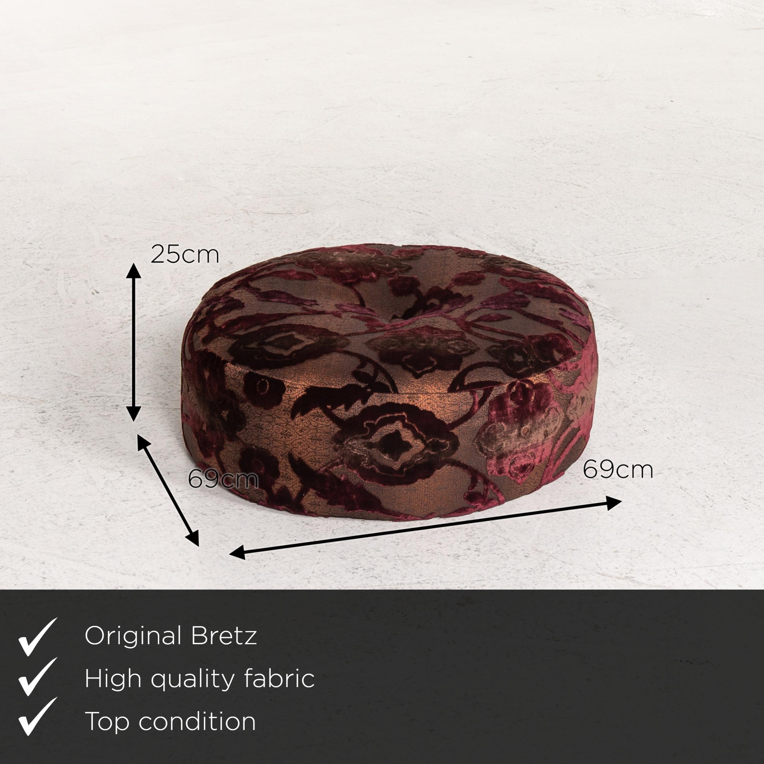 We present to you a Bretz stool velvet fabric purple patterned pouf.
   
 

 Product measurements in centimeters:
 

Depth 69
Width 69
Height 25.




  