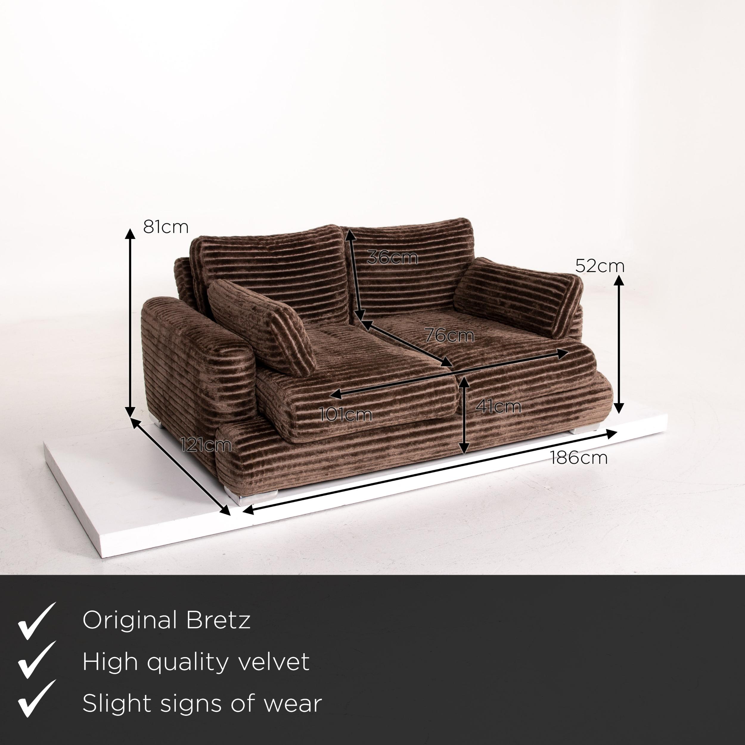 We present to you a Bretz velvet fabric sofa brown two-seat couch.
  
 

 Product measurements in centimeters:
 

Depth 121
Width 186
Height 81
Seat height 41
Rest height 52
Seat depth 76
Seat width 101
Back height 36.