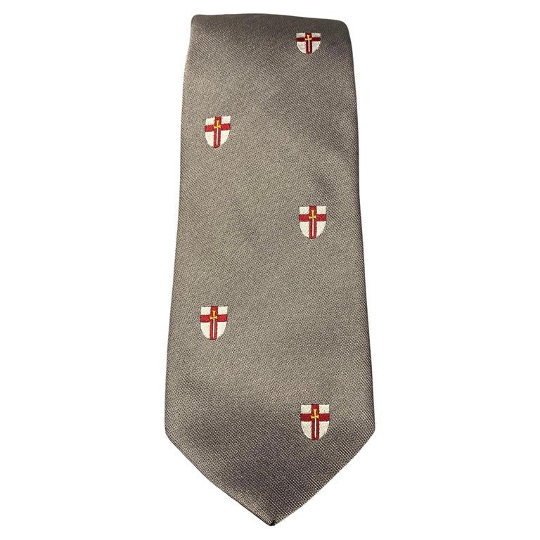 BREUER Cravate en soie à croix rouges argentées En vente sur 1stDibs