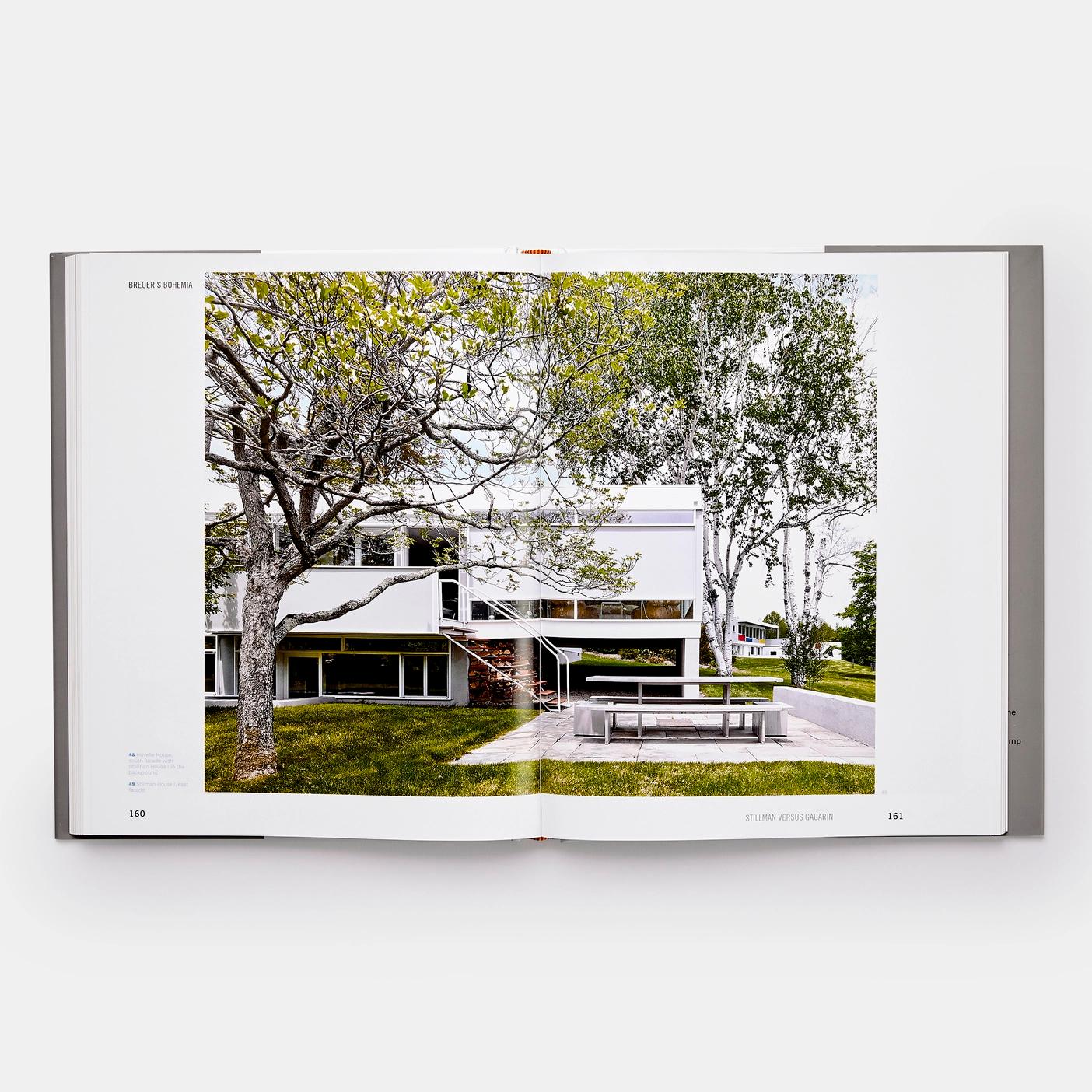 Breuer's Bohemia explore une période vibrante de la culture et du design moderne du milieu du siècle, à travers les maisons influentes de la Nouvelle-Angleterre conçues par Marcel Breuer pour son cercle de clients et d'amis.

Marcel Breuer,