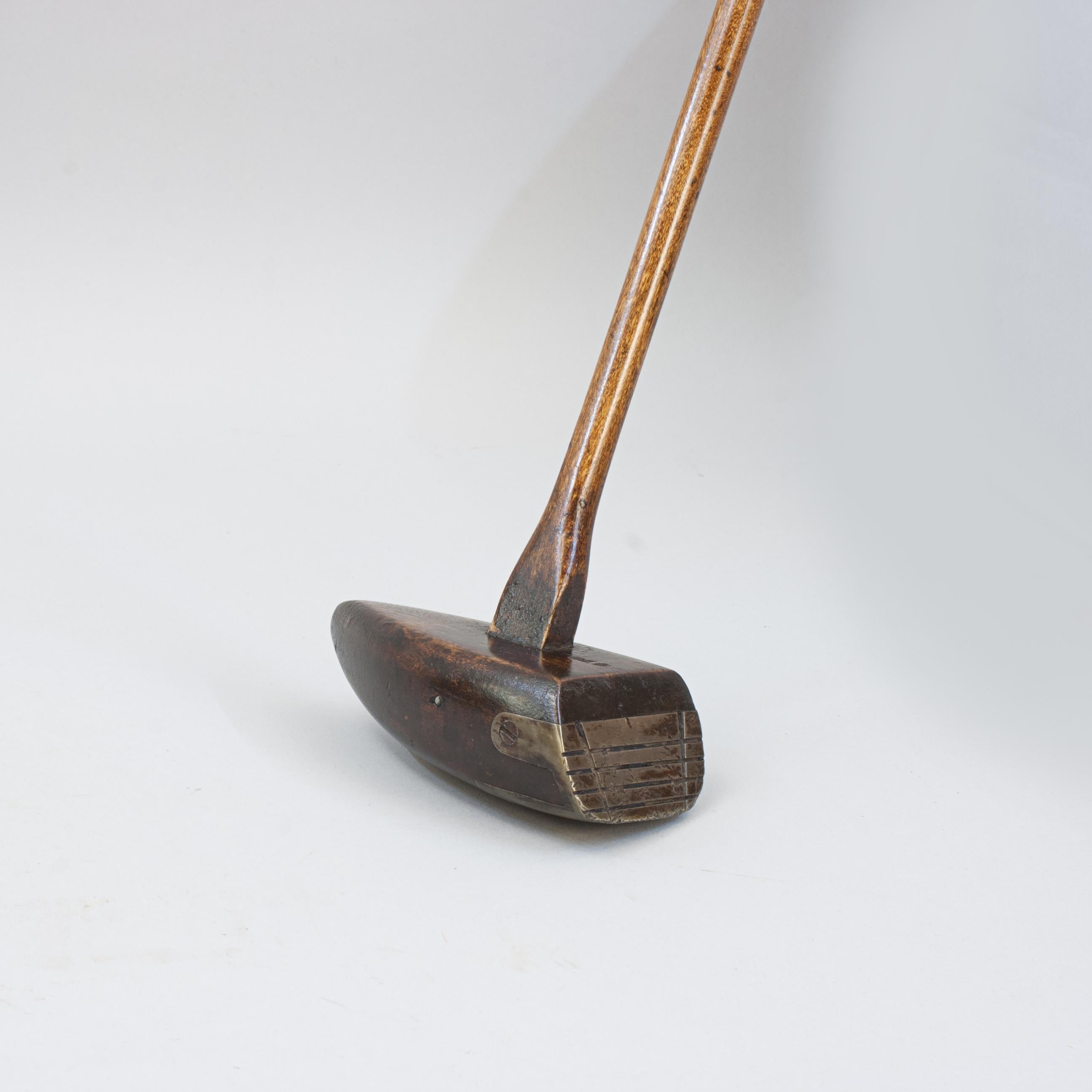 Club de golf Simplex ancien, Lofter ou cuillère.
Club de golf original de la fin du XIXe siècle, modèle Simplex, avec un loft d'environ 25 degrés. La tête est en bois dur et est estampillée '178', les deux tiers inférieurs de la face sont recouverts
