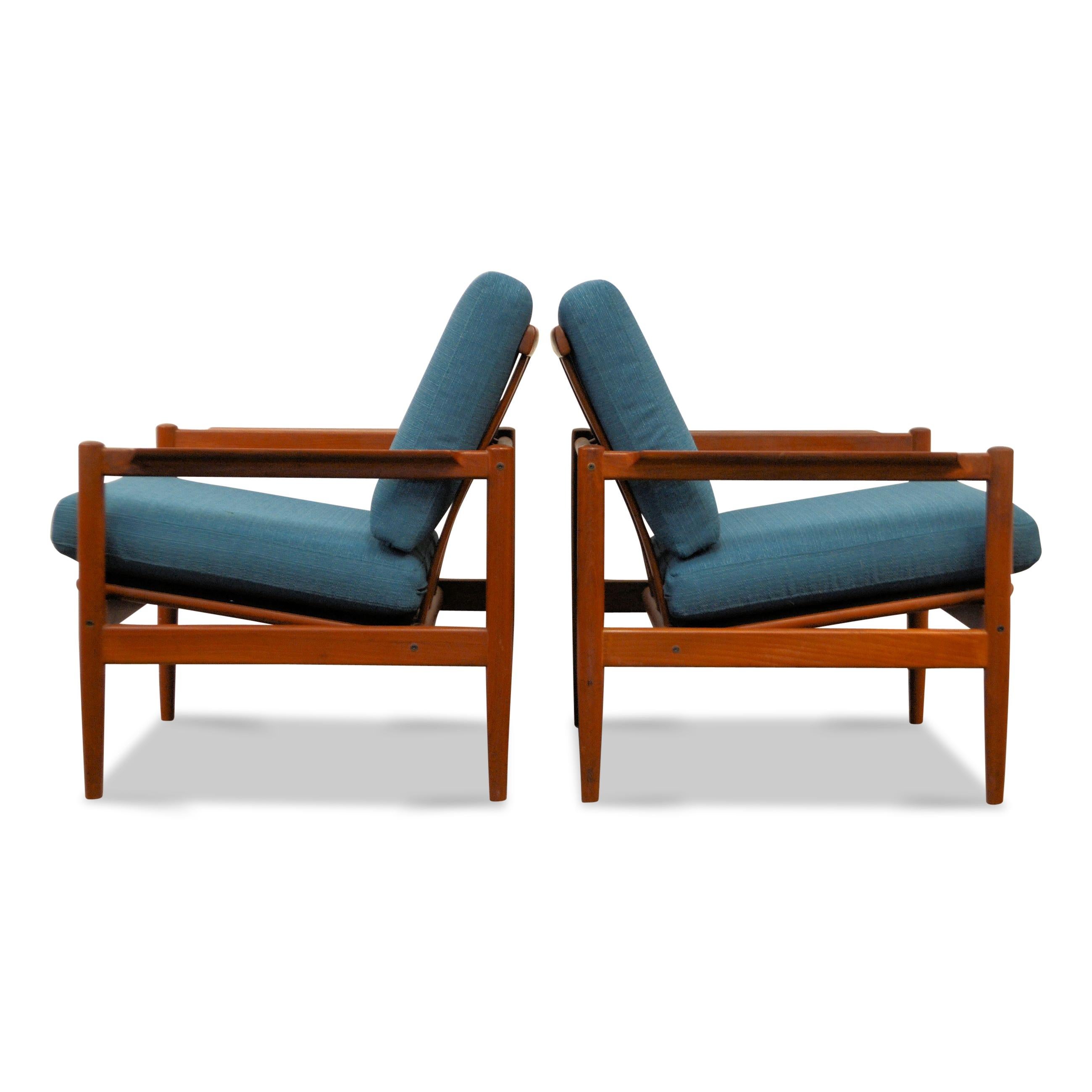 Set van two vintage Deens design teak fauteuils ontworpen door Børge Jensen & Sønner voor Bernstorffsminde Møbelfabrik in Denemarken in de jaren 50/60. Deze Mid-Century Modern teak fauteuils hebben een prachtige vormgeving en zijn beide voorzien van