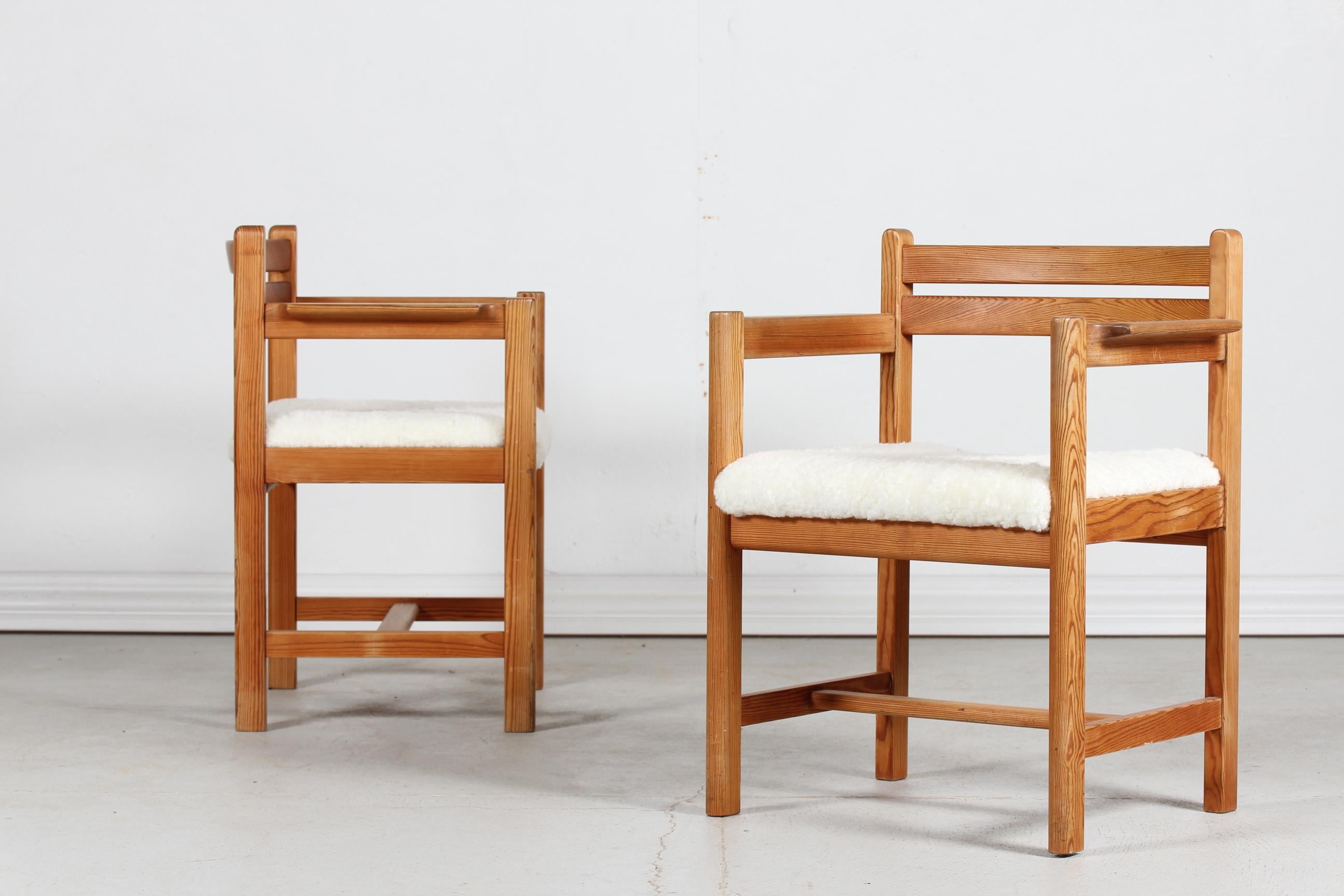 Satz von zwei Sesseln des dänischen Möbeldesigners Børge Mogensen (1914-1972), Modell 503 aus der Asserbo-Serie.
Hergestellt von Karl Andersson & Sons in Schweden in den 1970er Jahren

Die Stühle sind aus massivem Kiefernholz gefertigt, die Sitze