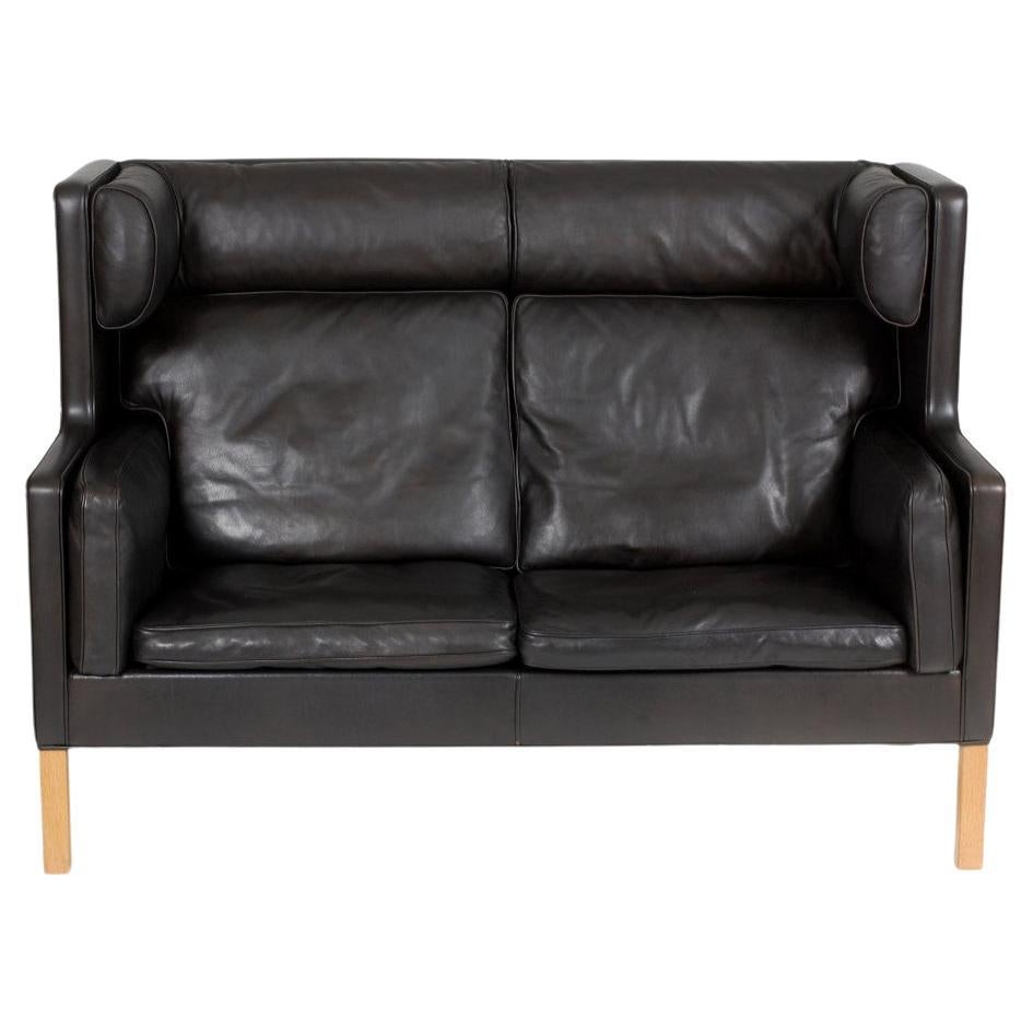 Børge Mogensen 2 pers Coupé sofa with black patinated leather and oak wood legs For Sale