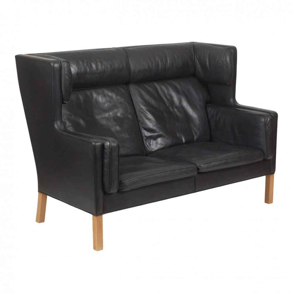 Børge Mogensen 2. seater Cupe sofa in original black leather, and legs of oak, from around the '80-'90s. The sofa appears in good condition, with a beautiful patina.