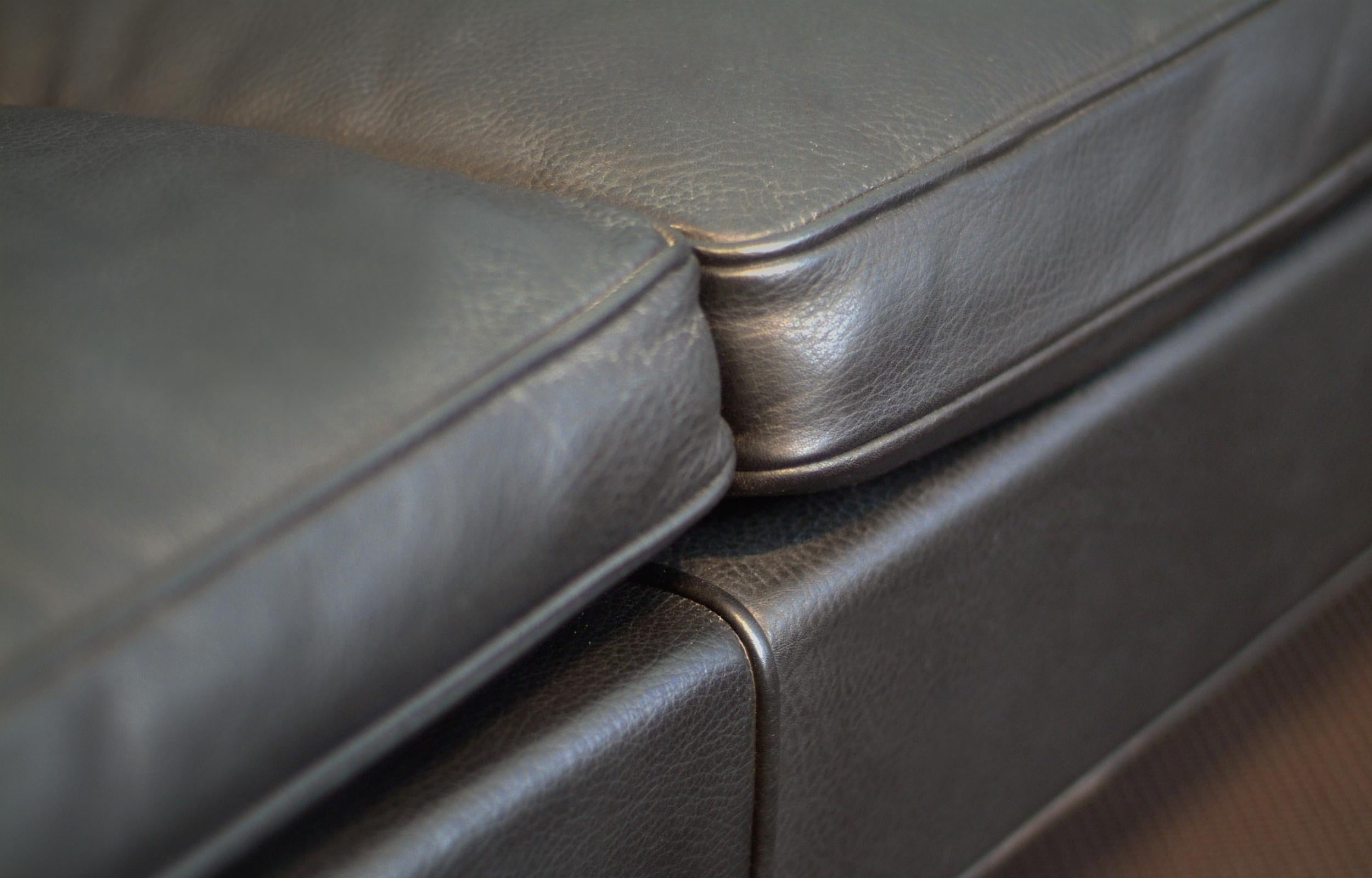 Børge Mogensen 2-Seat Sofa Mod. 2212 Fredericia Denmark Dark Grey Leather In Excellent Condition In Berlin, DE