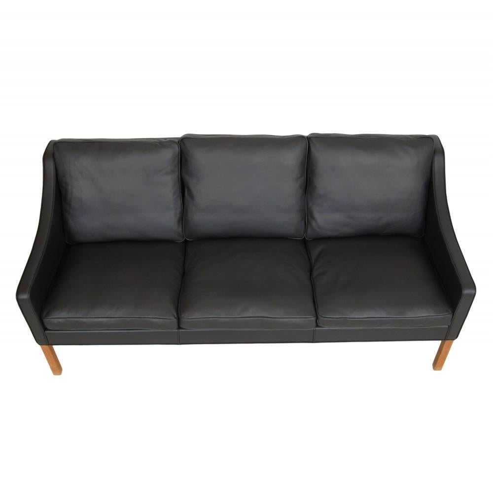Børge Mogensen 3 persons sofa model 2209 with black bizon leather. This sofa is newly upholstered with black bizon leather and is fitted with new cushions and straps. 