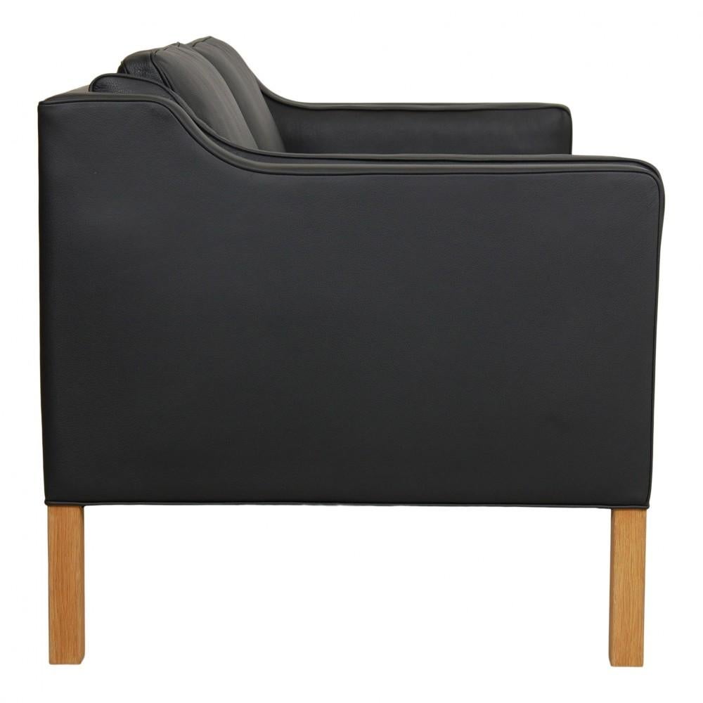 Børge Mogensen 2-Sitzer-Sofa, neu gepolstert in schwarzem Bizon-Leder und mit neuen Kissen ausgestattet. Das Sofa ist ein Original von Fredericia Furniture, das nach den ursprünglichen Methoden neu gepolstert worden ist.