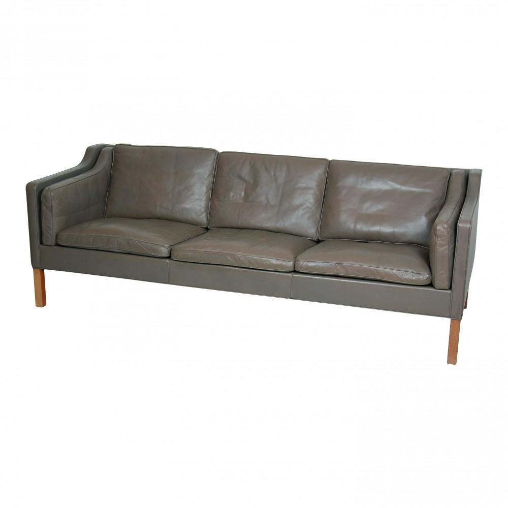 Børge Mogensen 2213 3-seater sofa in original gray leather from around the 1990s. The sofa has patinated leather and minor chips/marks on the legs.