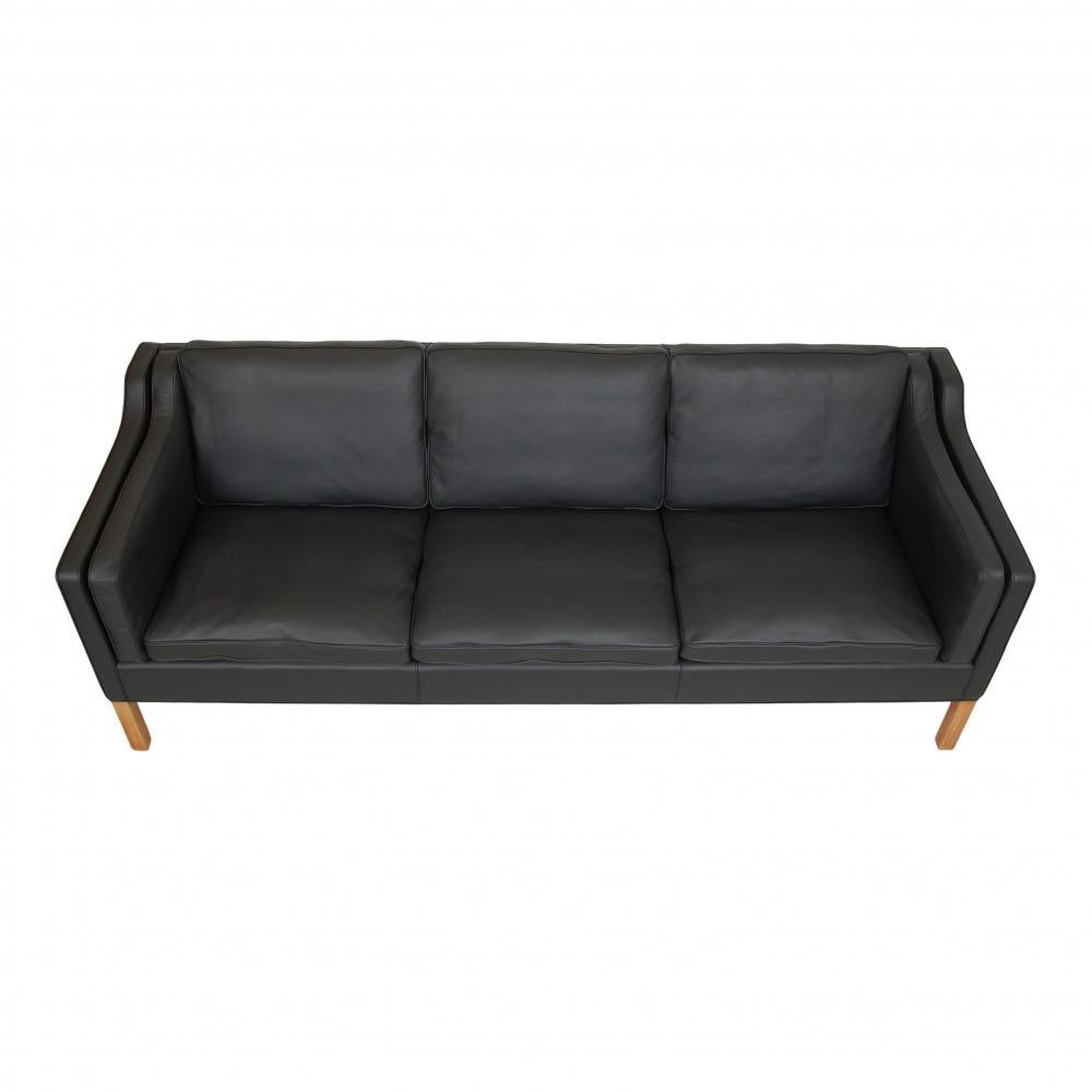 Børge Mogensen 3. Sitzer Sofa Modell 2213, neu gepolstert mit schwarzem Bisonleder und mit neuen Kissen montiert. Das Sofa ist ein Original von Fredericia Furniture, das neu gepolstert worden ist. Beine aus Teakholz.