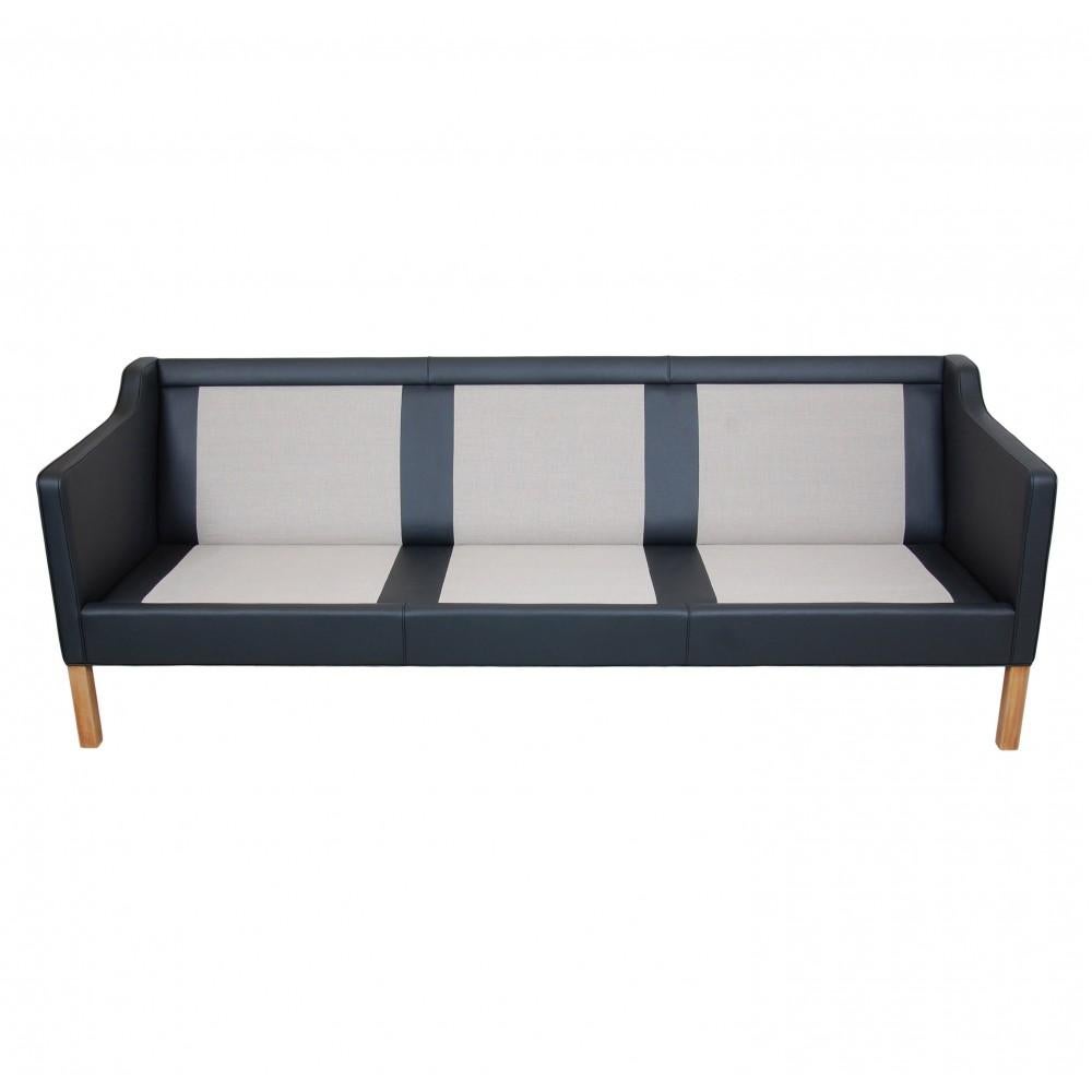 Børge Mogensen 2213 3.Pers Sofa Reupholstered in Black Bizon Leather For Sale 3