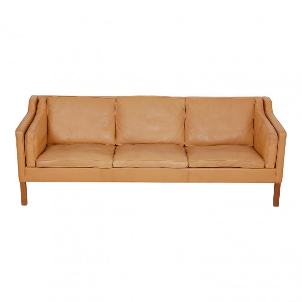 Børge Mogensen 2213 3pers sofa with original patinated naturally colored classic leather. The sofa is from ca. 2000 and has teak wood legs.