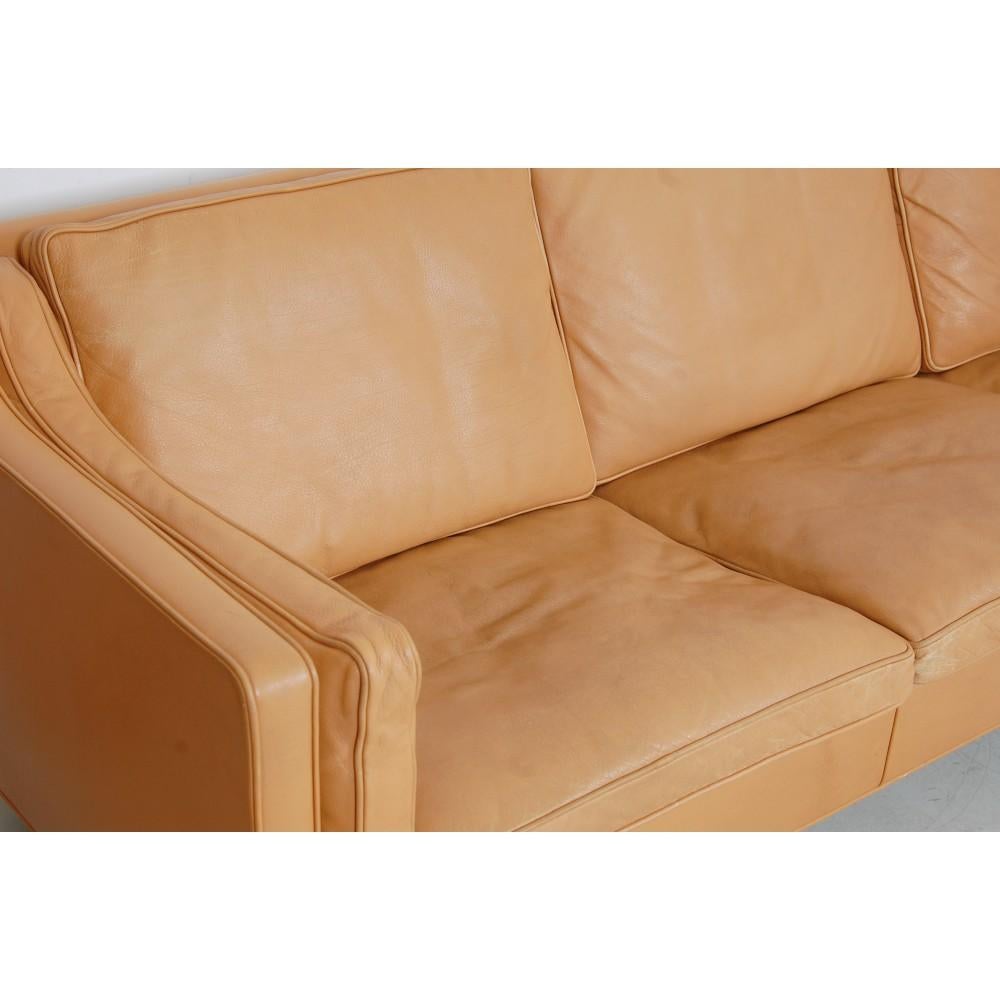Børge Mogensen 2213 3pers Sofa with Patinated Naturally Colored Classic Leather In Fair Condition For Sale In Herlev, 84