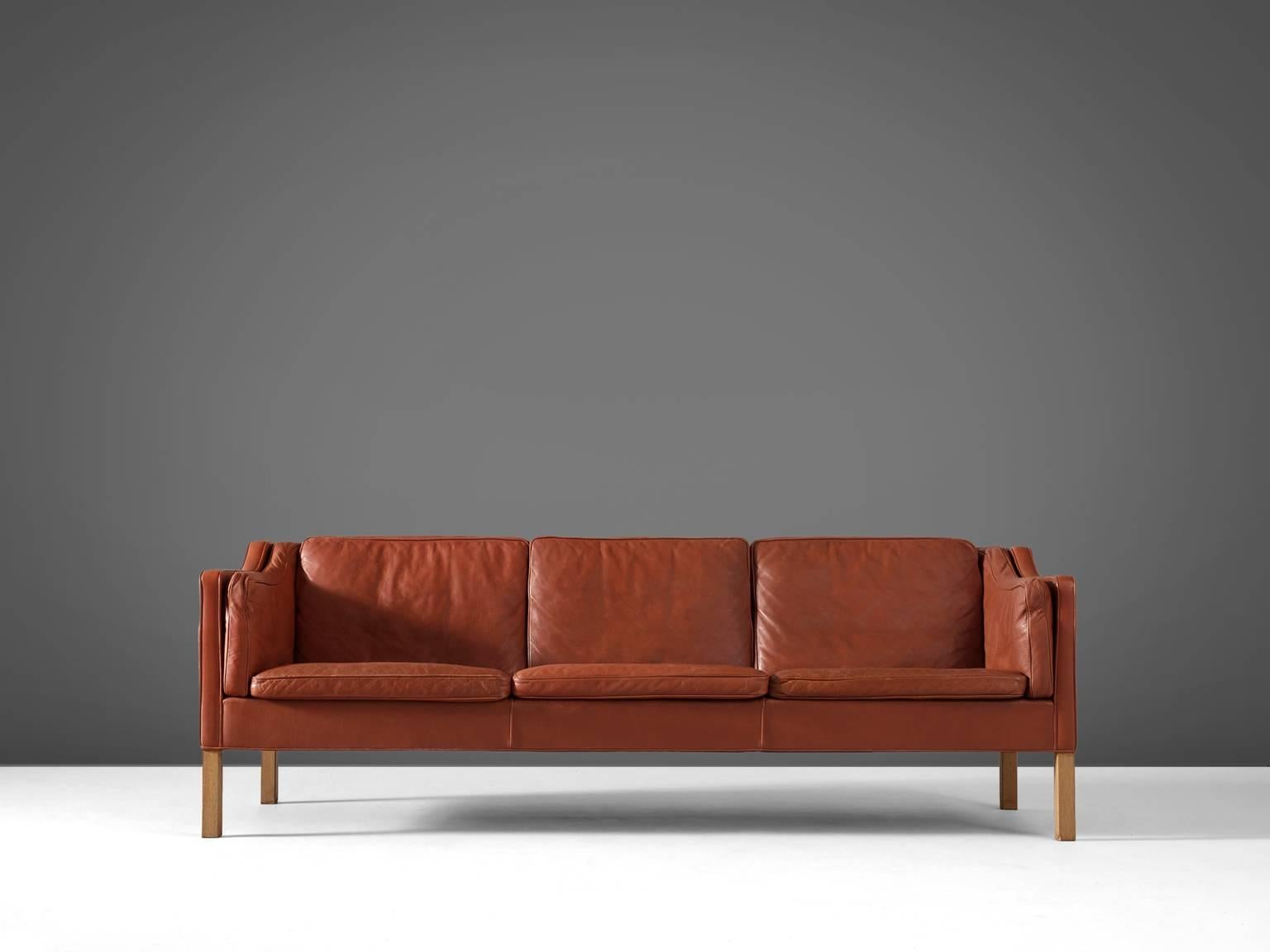 Børge Mogensen for Fredericia Stolefabrik, three-seat sofa BM2213, sienna red to cognac leather and oak, Denmark, 1962. 

Very well conditioned three-seat sofa from Børge Mogensen. This model was designed by Mogensen for his own home, in his goal