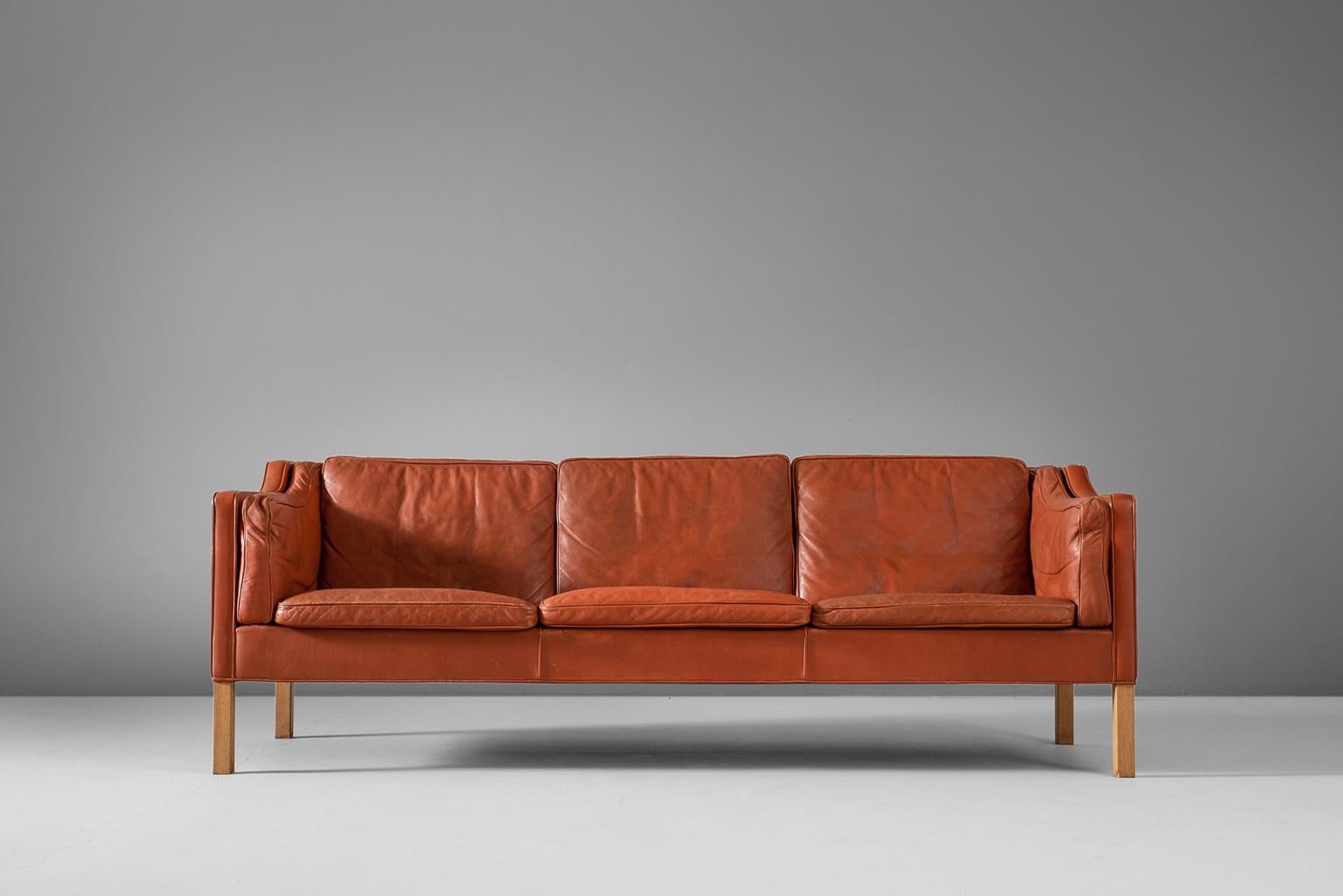 Børge Mogensen for Fredericia Stolefabrik, three-seat sofa BM2213, sienna red to cognac leather and oak, Denmark, 1962. 

Very well conditioned three-seat sofa from Børge Mogensen. This model was designed by Mogensen for his own home, in his goal
