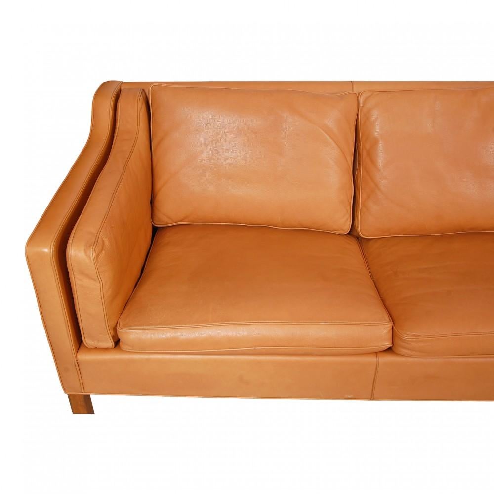 Børge Mogensen 2213 3-seater sofa in original patinated light cognac leather. The sofa is from around the 80s-90s and has nicely patinated leather and teak legs.

