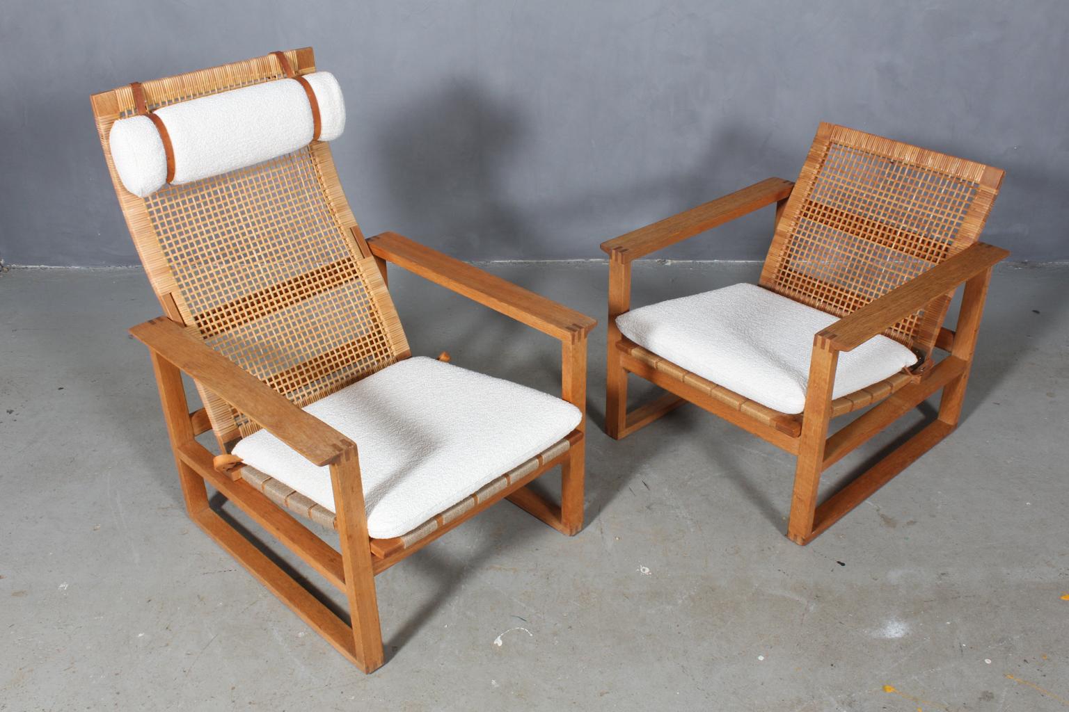 A Børge Mogensen lounge chairs designed in 1956 model number 2256 for Fredericia Stolefabrik. Cubical frames made of solid oak with finger joints and cane. This high back model 2254 also reclines.

Reupholstered in Boucle wool, the chair has cane