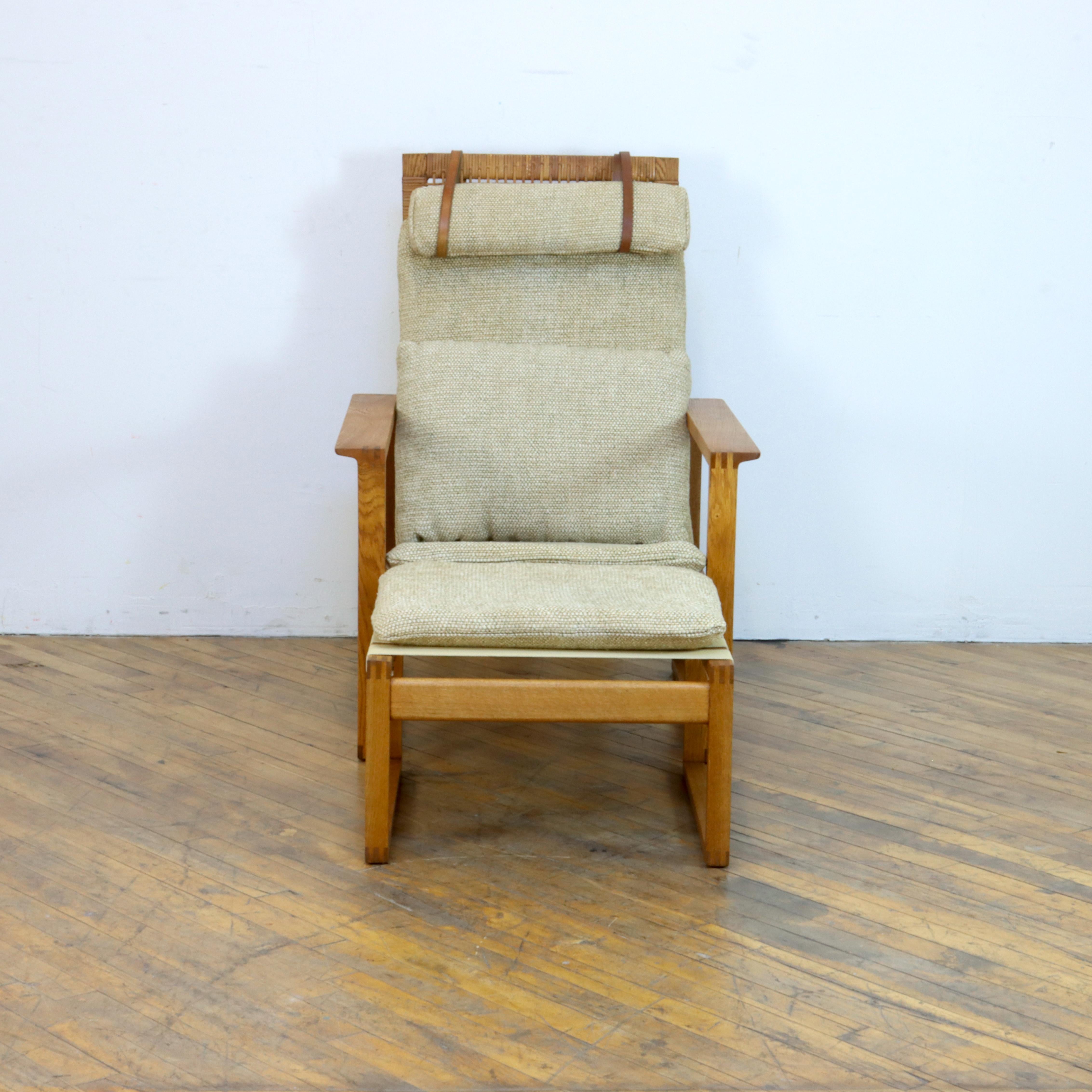 Mid-Century Modern Børge Mogensen 2254 Oak Lounge Chair and Ottoman For Sale
