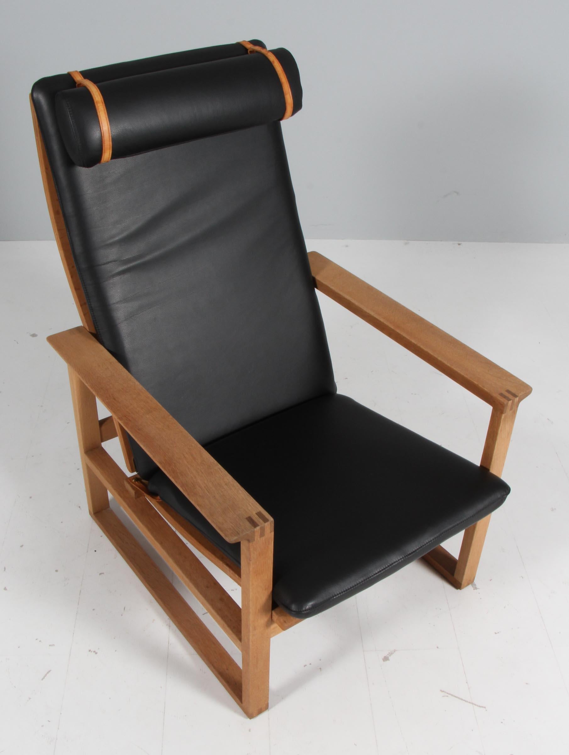 Una tumbona Børge Mogensen diseñada en 1956 con el número de modelo 2254 para Fredericia Stolefabrik. Armazones cúbicos de roble macizo con ensambladuras dentadas.

Nuevo tapizado de cuero anilina plena flor negro. El cojín del asiento puede fijarse