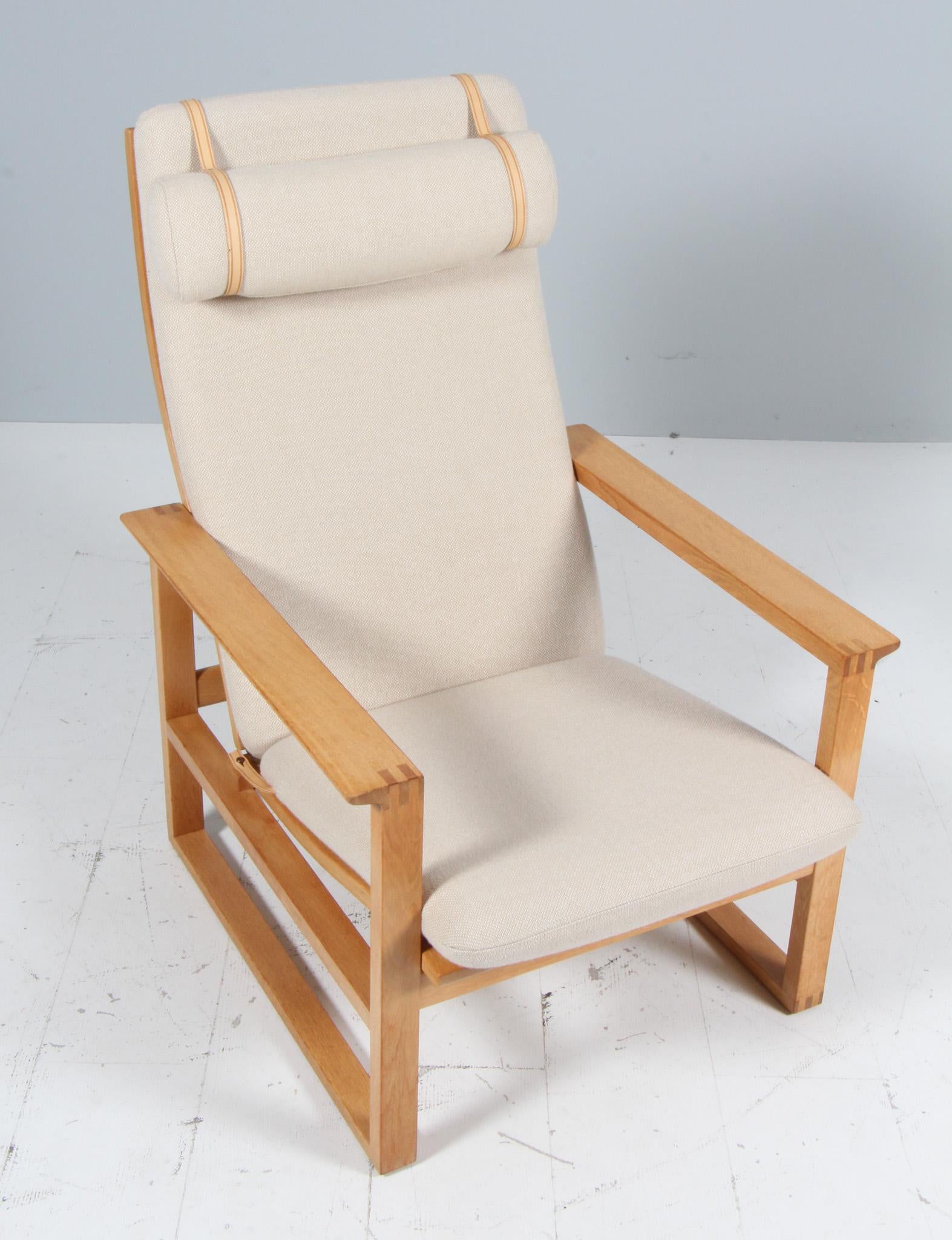 Una poltrona da salotto di Børge Mogensen progettata nel 1956 con il numero di modello 2254 per Fredericia Stolefabrik. Cornici cubiche realizzate in rovere massiccio con giunzioni a pettine.

Con il tessuto di lana Hallingdal di Kvadrat.