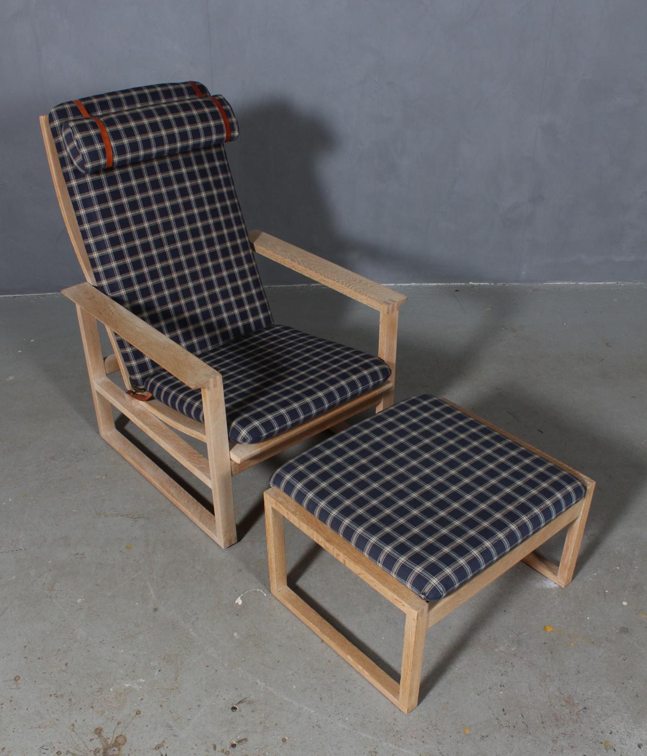 A Børge Mogensen lounge chair and ottoman designed in 1956 model number 2256 for Fredericia Stolefabrik. Cubical frames made of solid oak with finger joints. This high back model 2254 also reclines.

Original upholstered in Cotil fabric. The seat