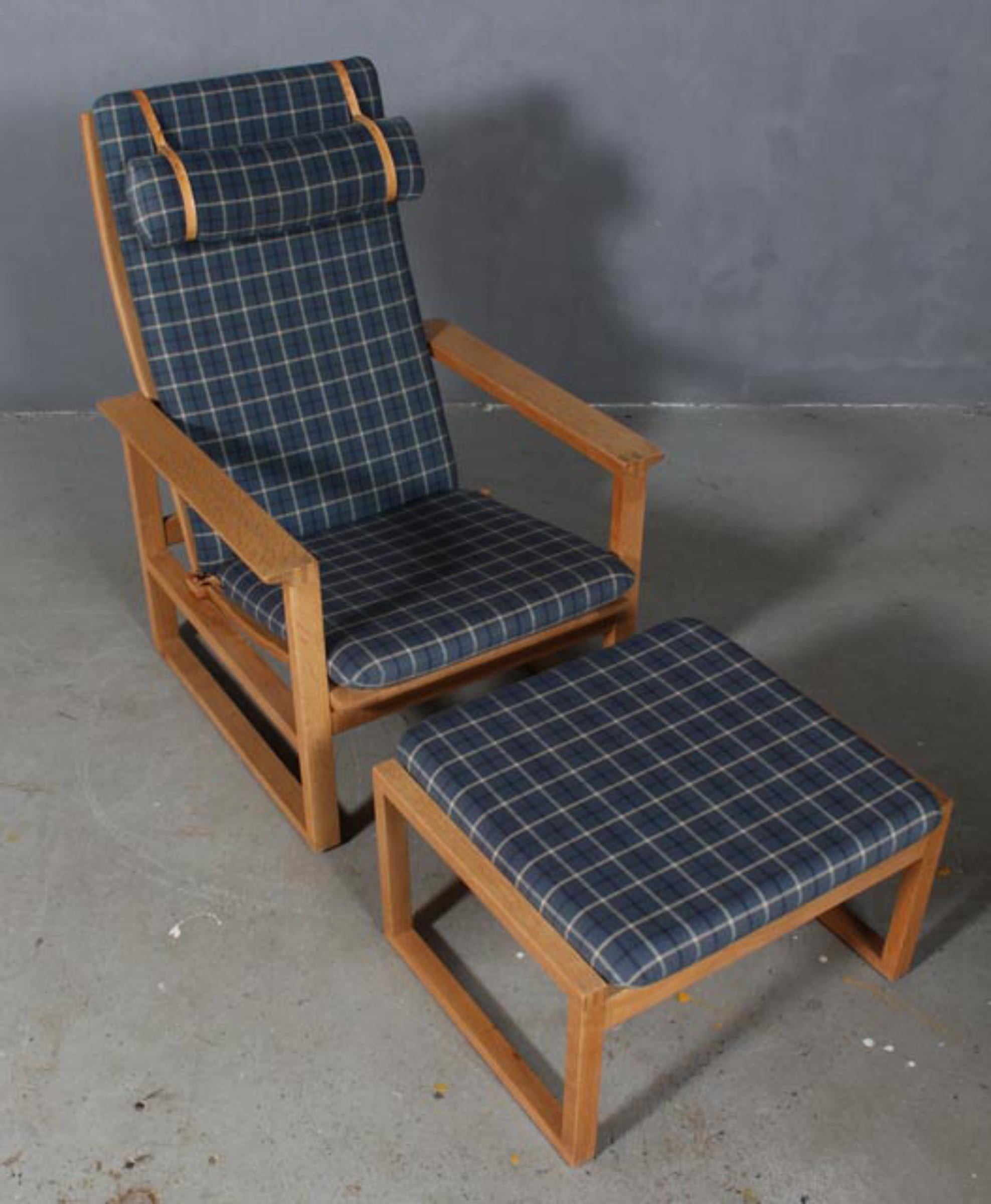 A Børge Mogensen lounge chair and ottoman designed in 1956 model number 2256 for Fredericia Stolefabrik. Cubical frames made of solid oak with finger joints. This high back model 2254 also reclines.

Original upholstered in Cotil fabric. The seat